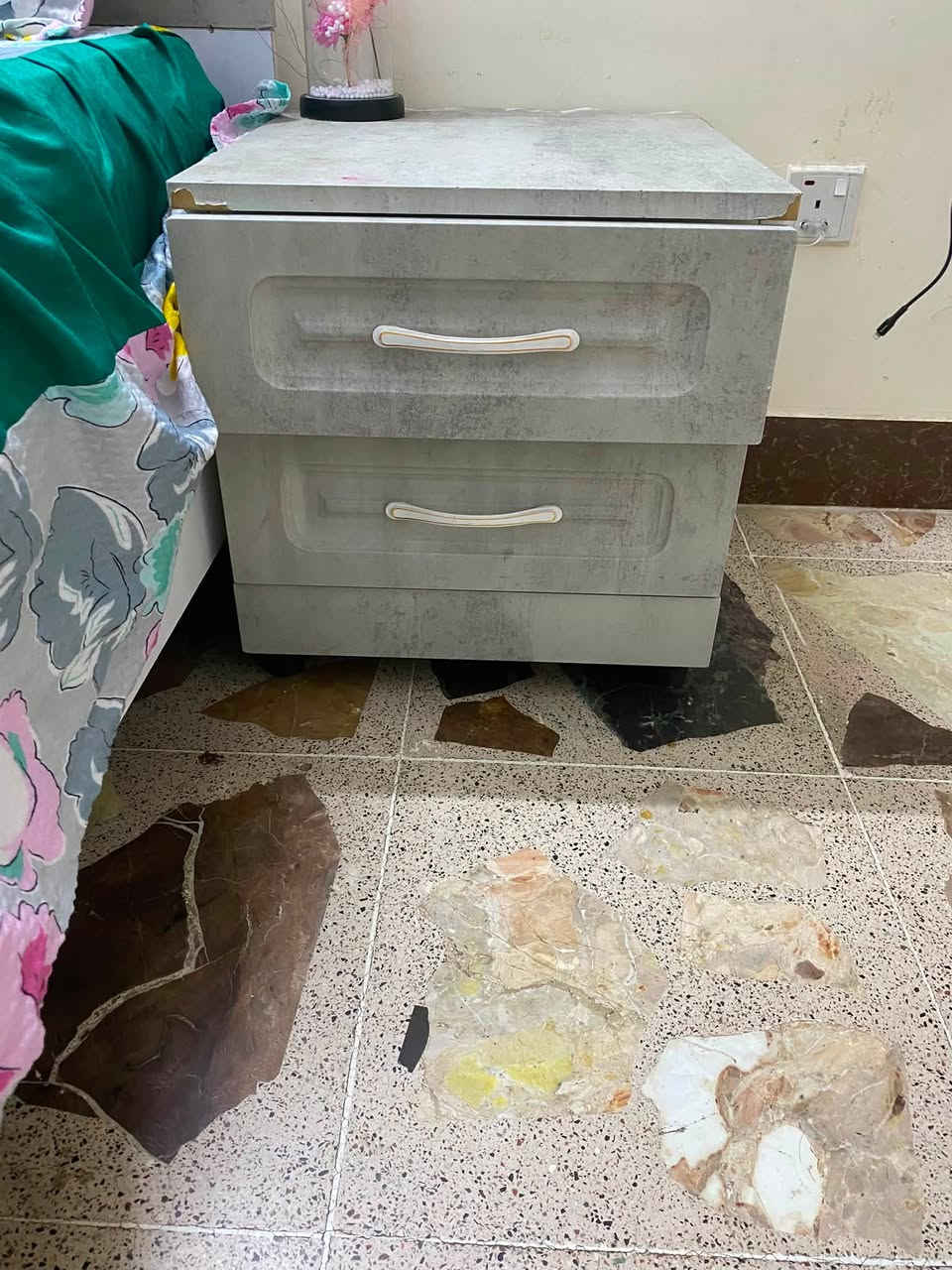 غرفه تركي للبيع نوع الخشب بالون بريس نضيفه سعرها 450 للعلم الغرفه بدون الدوشك  رقم الهاتف ***********
