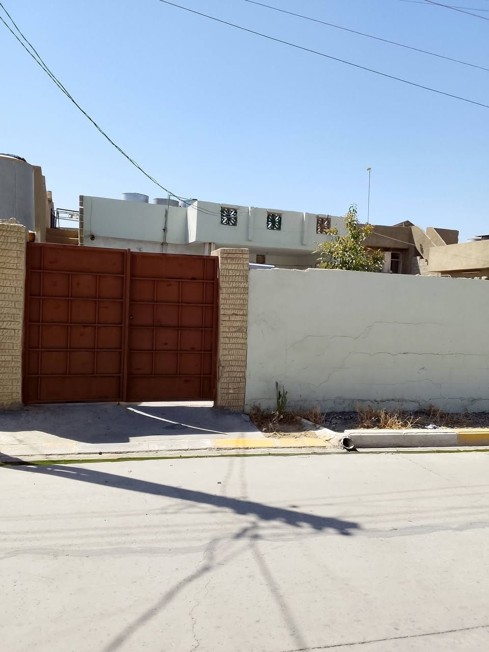السلام عليكم ورحمه الله
دار للبيع 
المساحة 240 متر طابق واحد ركن
يحتوي على غرفتين نوم 
+مطبخ+استقبال
المكان/حي النداء خلف جامع عبدالواحد 
السعر المطلوب 70  وبي مجال 

***********
