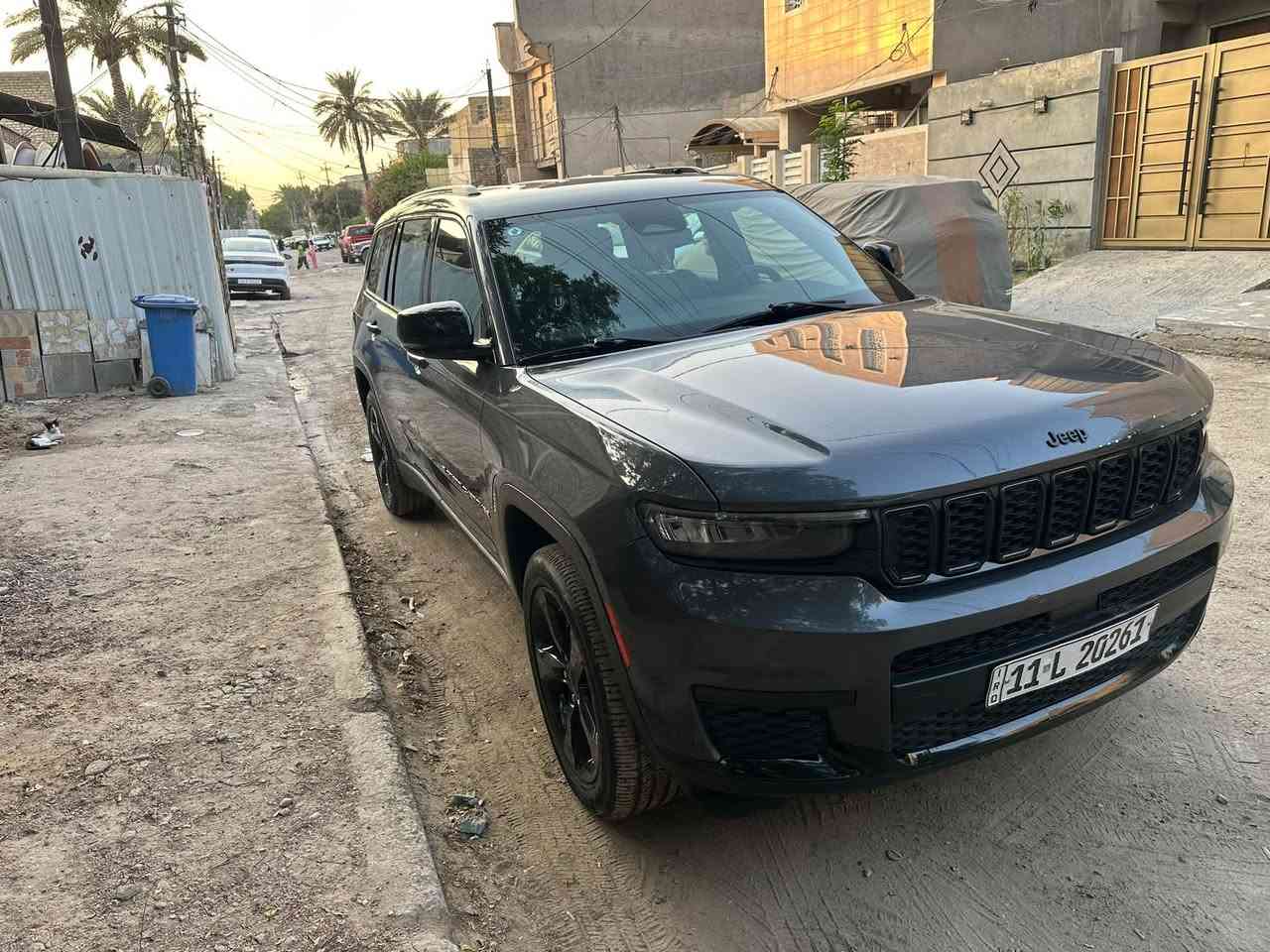 سلام عليكم 
جيب ٢٠٢٣ بلاك توب
سياره وارد امريكي سبع راكب
سياره جديده و حلوه 
بدون ايرباك 
فقط صبغ ربع الجنطه 
دعاميات سياره بلاديه جايه وياه داخل سياره مجرد مفتوحات  
موجوده السياره بغداد الغدير ساحه ميسلون
سياره بسمي تحويل ثاني يوم بغداد 
***********
