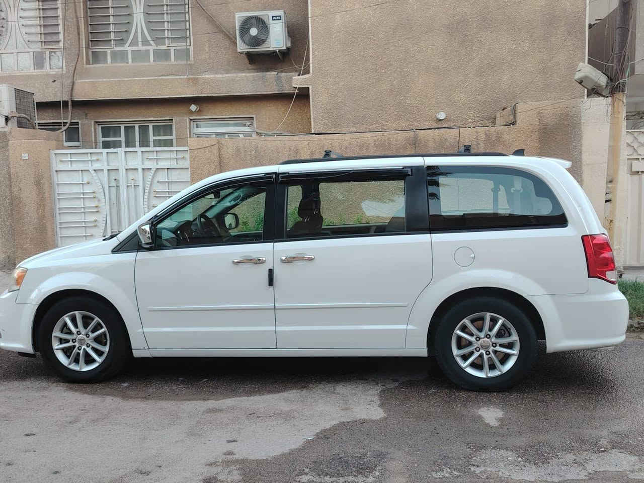 دوج كرفان SXT موديل 2016
حادثها خفيف داخل العراق وتم تبديل البنيد والجاملغ الايسر بقطع بلادية أصلية بدون ايرباك والسونار قبل الحادث موجود 

🔹 محرك 3.6 V6 
🔹 وارد أمريكي
🔹 ماشية 109 ألف ميل
🔹منظومة غاز 
🔹 أبواب كهرباء سلايدين
🔹 جنطة كهرباء
🔹 جامات كهرباء
🔹 كاميرا خلفية
🔹حساسات خلفيه 
🔹 تحكم بالمقود
🔹 تكييف أمامي وخلفي
🔹 مثبت سرعة
🔹 مقاعد Stow ’n Go قابلة للطي من مساحة التحميل
🔹 مقاعد  منفصله  — 7 راكب 
🔹 سيارة عائلية واسعة ومريحة جداً للسفر والاستخدام اليومي

السيارة بحالة ممتازه وما تصرف عليها ربع دينار ، والفحص خير دليل
السعر :  158  ورقة بي مجال بسيط 
الموقع : بغداد الجديدة
***********
