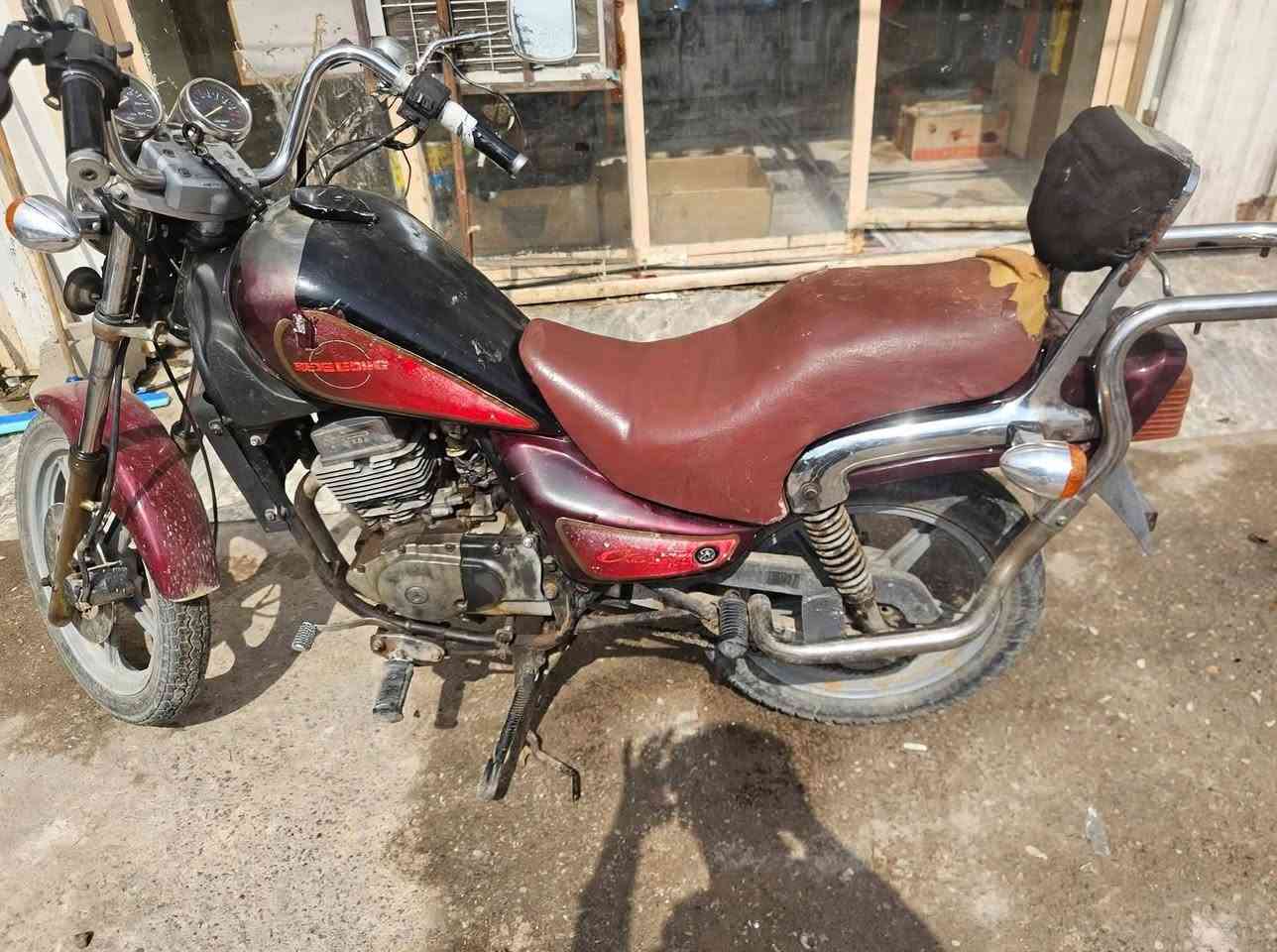 سلام عليكم شباب ماطور هارلي للبيع كامل مكمل كهربائيات كلها شغاله 2ولف ماتصرف عليه ربع محرك مجفته جديد ماطور عل كل عيب تجي وشوف بعينك سعر (٤٠٠)مكاني الاسحاقي مركز الناحيه ***********

