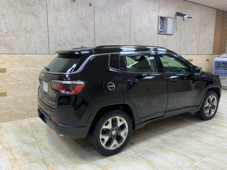للبيع أو للمراوس: جيب كومباس Limited موديل 2018 (فول مواصفات)

الموديل: جيب كومباس (Jeep Compass - Limited)

سنة الصنع: 2018

المحرك: 2.4L MultiAir (4 سلندر)

المسافة المقطوعة: 88,000 كم

منظومة الدفع: دفع رباعي 4x4 (مع أنماط قيادة مختلفة للأنواء والتضاريس)

اللون الخارجي: أسود ملكي

اللون الداخلي: أسود (كوشن جلد مع أغطية حماية إضافية)

التقنيات والمواصفات: شاشة كبيرة يدعم نظام أبل كار بلاي (Apple CarPlay)، تشغيل بصمة، كاميرا، حواضن وسكك جانبية، ويل كب أصلية، ومواصفات الفئة الأعلى (Limited).

الرقم والسنوية: بغداد (رقم ألماني) مجمركة وجاهزة والتحويل بشرط.

الحادث/البودي: حادث أمريكي بسيط (موضح بالصور مع وجود الحادث الأمريكي للاطلاع والشفافية).

السعر المطلوب: 130 ورقة قابل للتفاوض البسيط للجادين.
(مجال للبيع كاش أو المراوس بسيارة أخرى مع دفع أو أخذ الفرق)

الموقع: بغداد - حي الأمين
***********

نص مكتوب في الصور:
- $135,000
- جيب
- كومباس 2018
- بغداد - 19-09-2026
- 0
- اوتماتيكيه
- 4 سلندر
- محرك 2.4
- 80,000 كم
- المواصفات أمريكية
- بنزين
- إنشاء
- السنة
- 2018
- الدفع للنشر
- تعديل