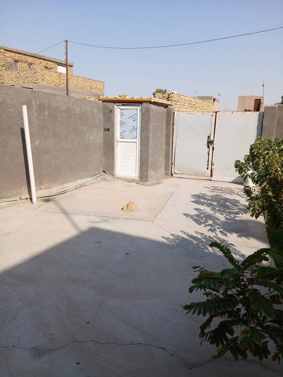 السلام عليكم دار للبيع شارع ٨٠ نجف قرب الساده البو خطه بحي النصر طابو سند ٢٥ مساحه ٢٠٠ متر بناء ١٠٠ مربع غرفه وصاله وكلدور مفتوح ويه المطبخ و١٠٠ حديقه وكراج صحيات داخليه وخارجيه البيت نظيف جدا وجاهز للسكن فارغ تسليم مباشر السعر ٦٥ وبي مجال قليل للستفسار *********** او على الوات ساب 
ملاحظه البيت وياه البردات والكاونتر والسنك سخان بي ماطور ماء بي جاهز للسكن
