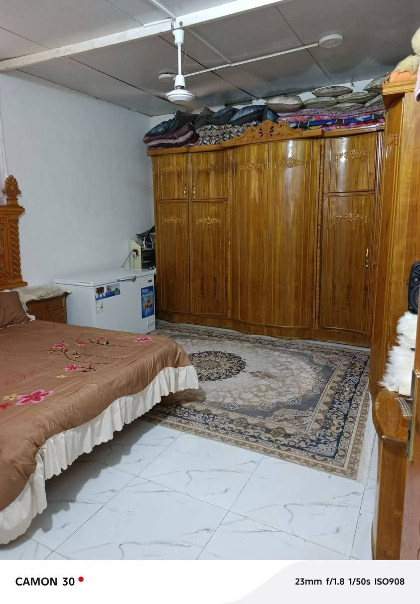 دار للبيع المساحه 250 متر البتلو صب البناء بلوك السقف سندويج قرب شارع بيت چليب الشارع صب قريب جدا على الشارع العام تتكون الدار من غرفتين نوم وصاله ومطبخ للاستفسار الاتصال على الارقام التاليه ***********
***********

