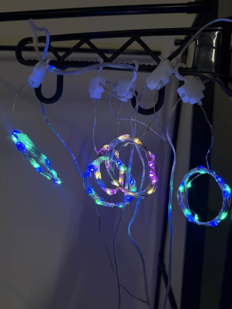 ✨ غيّر أجواء بيتك بلمسة وحدة! ✨

ستارة الإضاءة LED النحاسية 3×3 متر 🌈
تخلي الشبابيك والجدران تلمع بأجواء حلوة ومميزة، سواء للبيت، غرفة النوم أو للمناسبات 🎉

🌈 ألوان متعددة
🎛️ 8 أوضاع إضاءة مختلفة
🎮 تحكم بالريموت
🔌 تعمل بالـUSB
📏 قياس 3×3 متر
💡 سهلة التركيب والاستخدام

ركّبها وخلي كل زاوية بمكانك تصير أجمل

المميزات :

. إضاءة LED بتصميم ستارة أنيق.

. القياس: 3 × 3 متر.

. إضاءة متعددة الألوان (Multicolor).

• تحتوي على 8 أوضاع إضاءة

. يمكن التحكم بأنماط الإضاءة من خلال الريموت.

. تعمل عن طريق USB.

.مناسبة للشبابيك والستائر والجدران وغرف النوم.

. مثالية للحفلات، الأعراس، أعياد الميلاد والمناسبات.

. تضيف أجواء دافئة ومميزة للبيت والديكور.

.سهلة التركيب والتعليق
