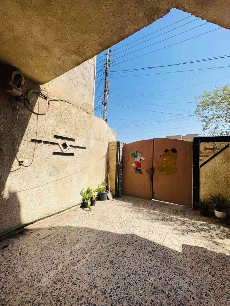 رالسلام عليكم دار للبيع مساحه 150م الموقع بغداد الحسينيه قرب مرطبات العذراء لتواصل ع ***********
