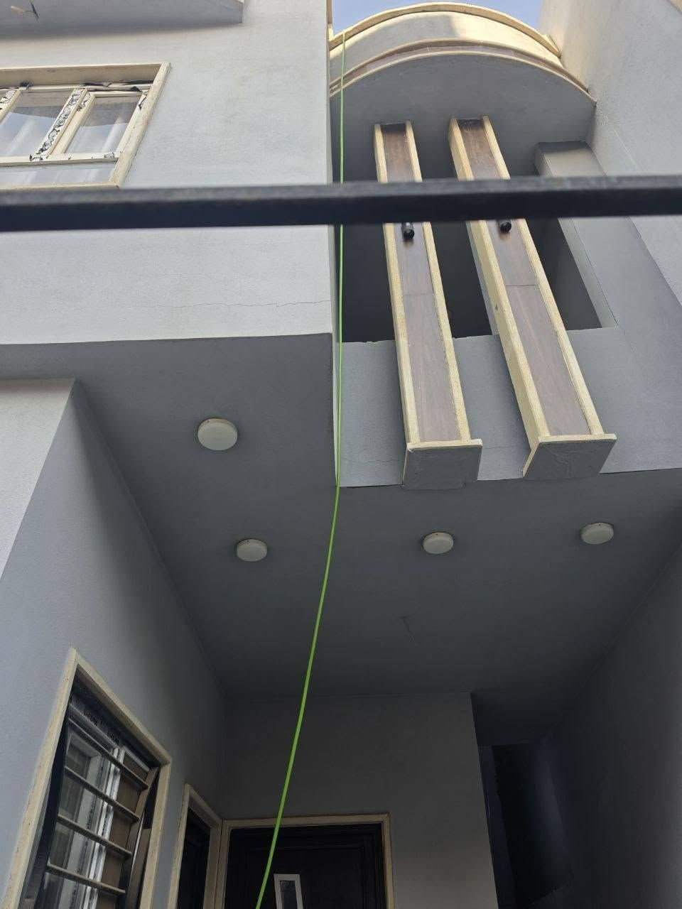 🏠✨ دار للبيع – موقع مميز قرب شقق الحدباء ✨🏠

📍 الموقع: قريب من سائدين شقق الحدباء 🏢

📌 توزيع الأراضي البلدية – فئة (أ)

🏗️ بناء حديث 2024

🔑 فارغ – استلام فوري

📜 سند طابو الزهور ملك صرف ✔️

📐 المساحة: 100 م²
↔️ الواجهة: 10 م
↕️ العمق: 10 م
🏘️ ركن على شارعين
🛣️ شارع تبليط بعرض 12 م

🏡 تفاصيل الدار:

طابقين + بيتونة

🔹 الطابق الأرضي:
• غرفة نوم

• هول

• مطبخ

• صحيات

• درج دوار

🔹 الطابق الثاني:
• غرفتين نوم 

• هول

• صحيات

• بيتونة

📞 للاستفسار والتفاصيل:
***********📱

***********📱

***********📱

🏢 مكتب السماك لتجارة العقارات

📍 الموصل – حي الصديق، بعد مرطبات البحرين، سائدين الصديق الرئيسية، مقابل مدرسة العقول المبدعة الأهلية.

بيع • شراء • تأجير • إدارة أملاك
