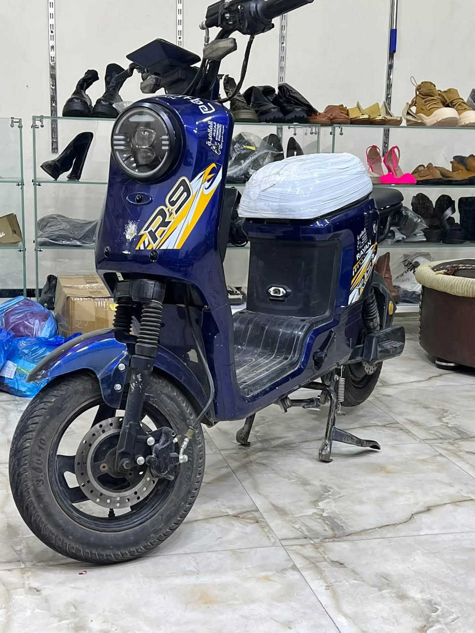 سلام عليكم
درجة R9 لبيع 
تايرات جديدة 
بطاريات جديدة 
شاحنة جديدة 
موديل 24
لون مميز بنفسجي 
كلشي شغال بيها 
بسّ الهورين يحتاج تبديل 
درجة بيها شخوط بسيط مثل ما موضح بالصورة 
ملاحظة سويج ضايع موجود تشغيل اطفاء بصمة 
سعر ٣٢٥ بيها مجال ان شاءالله 
تواصل خاص او واتساب 
***********
