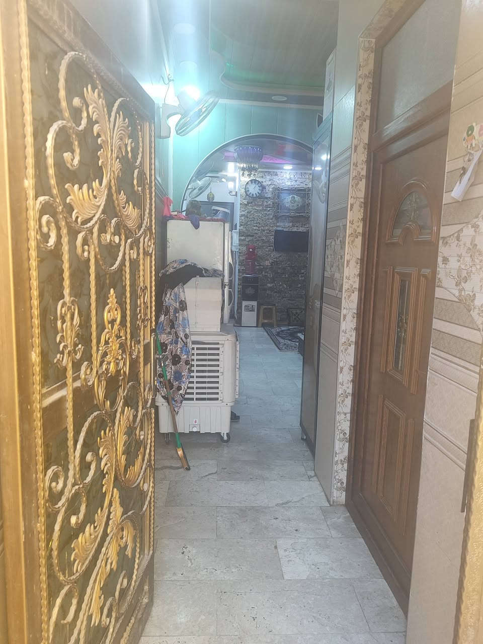 سلام عليكم عندي بيت للبيع 100م طابق وحد  بل نجف بحي العسكري كبل بشارع 15بناء حديث لبيت صب ماعيز اي شي تفاصيل انتصال عله رقم هاتف ***********سعره 90 بي مجال
