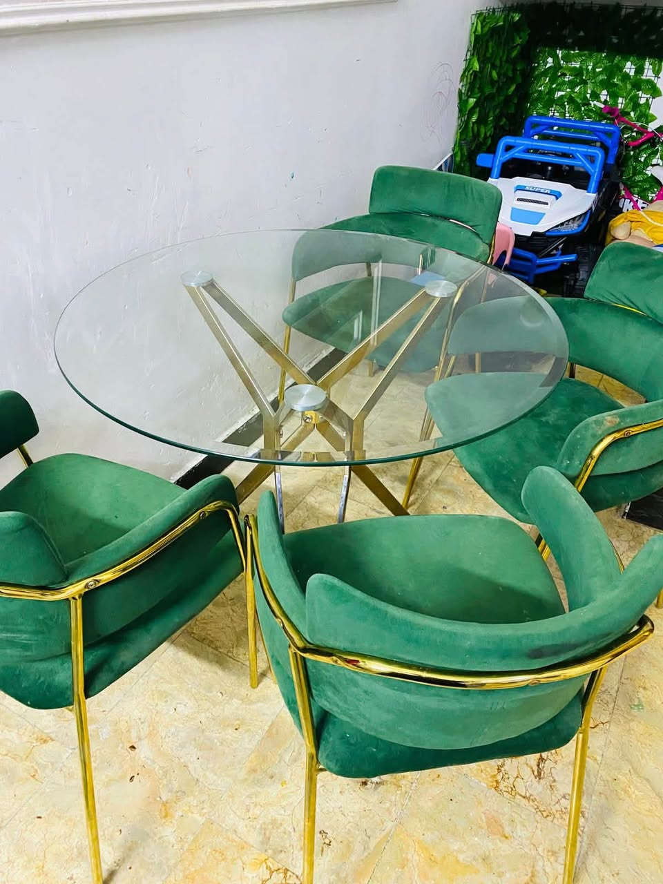 ‏سلام عليكم ميز طعام للبيع أربعة كراسي سعر 150 بغداد رقم الهاتف***********
