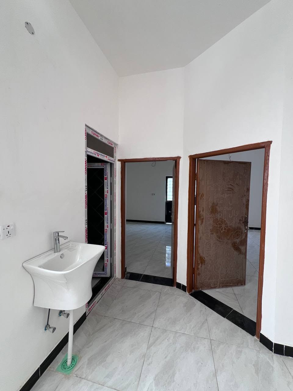 دار سكن البناء حديث 🏠
المساحة 100م
ملك صرف زراعي عراقي نموذج 25
البصرة - ابي الخصيب - ابو كوصرة 
#يحتوي :: طارمة . صحيات خارجية 
صالة . مطبخ . استقبال . غرفتين منام 
مناور خلف البيت . صحيات داخلية 
الدار على شارع #تبليط 10م
#السعر :: 59 مليون قابل للتفاوض
ماء كهرباء مدارس انارة منطقة مخدومه بشكل 
#للأستفسار :: ***********
