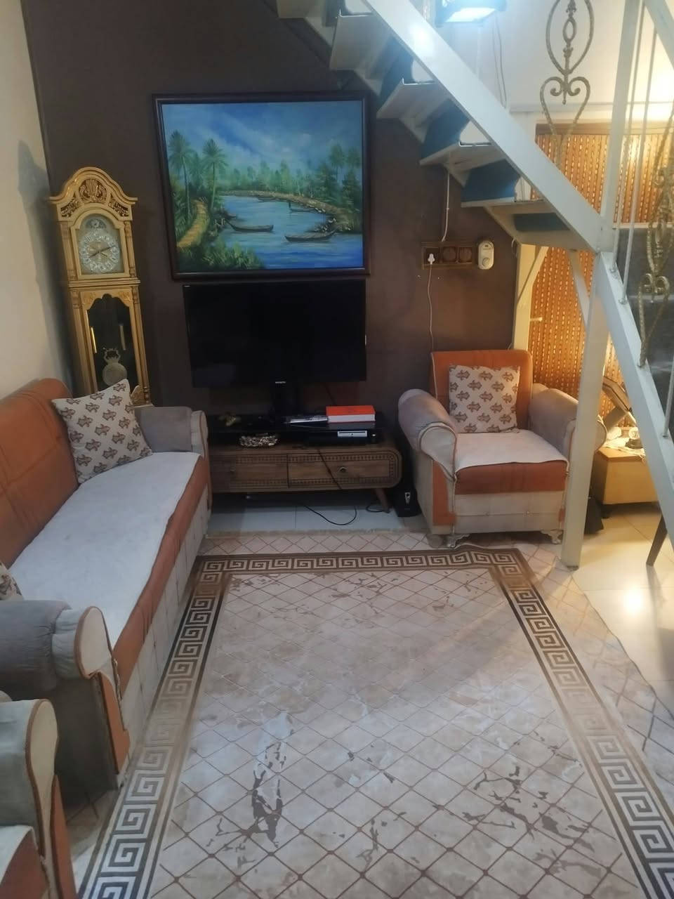 للبيع...
تخم قنفات ٧ مقاعد مع ميز بلازما مع ميز طعام وكراسي ٢ 
سعرهم كلهم ب ١٥٠ الف فقط
