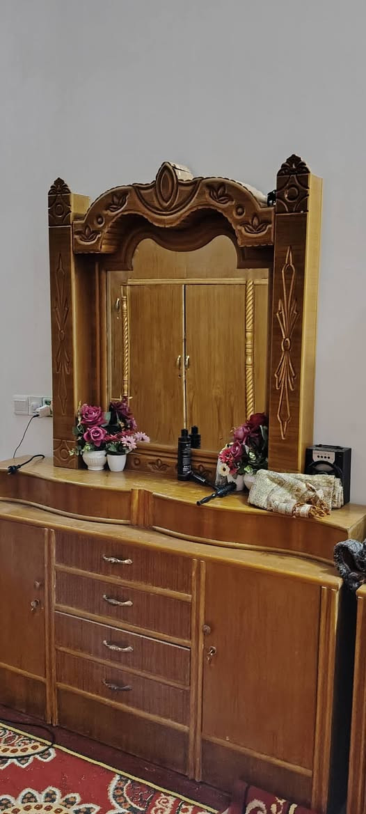 غرفة اخشاب كاملة استعمال قليل جدا ما متغير مكانها اول نصبتها هاي لا مصبوغة ولا بيها اي نقص تفيد اليريد يزوج ومكانيته قليلة سعرها خاص اتصل وتدلل ***********
