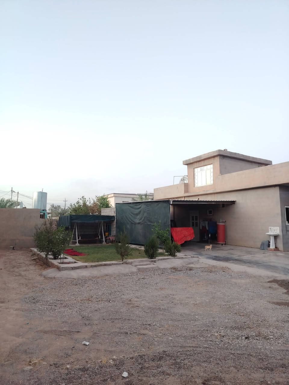 🔴 السلام عليكم  بيت للبيع المساحه 600متر  الموقع حويجه حي السلام قريب من الشارع العام واصل ماء إساله او شاخه + استقبال 6×4
مطبخ حار بارد  6×4
مجمع  / غرف عدد 2/ 5×4  معه مخزن 3×3
تانكي ماء 5000لتر/ اتصال ***********

نص مكتوب في الصور:
- حكيم عمرا Google Maps