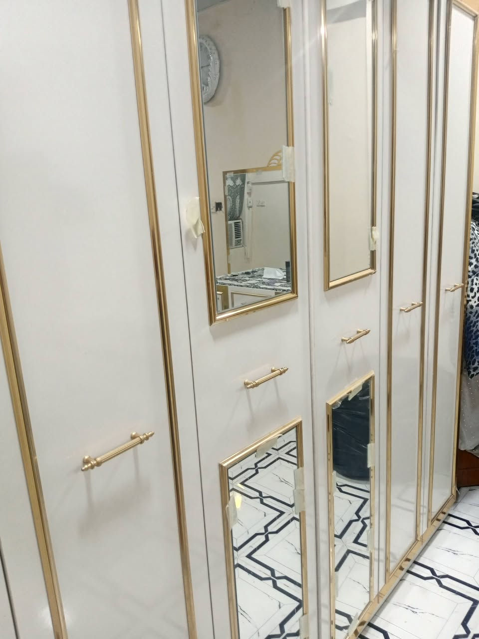 غرفه جديده استعمال شهرين شخط مابيه رايده 350 الف قفل عنواني الشعب ***********
