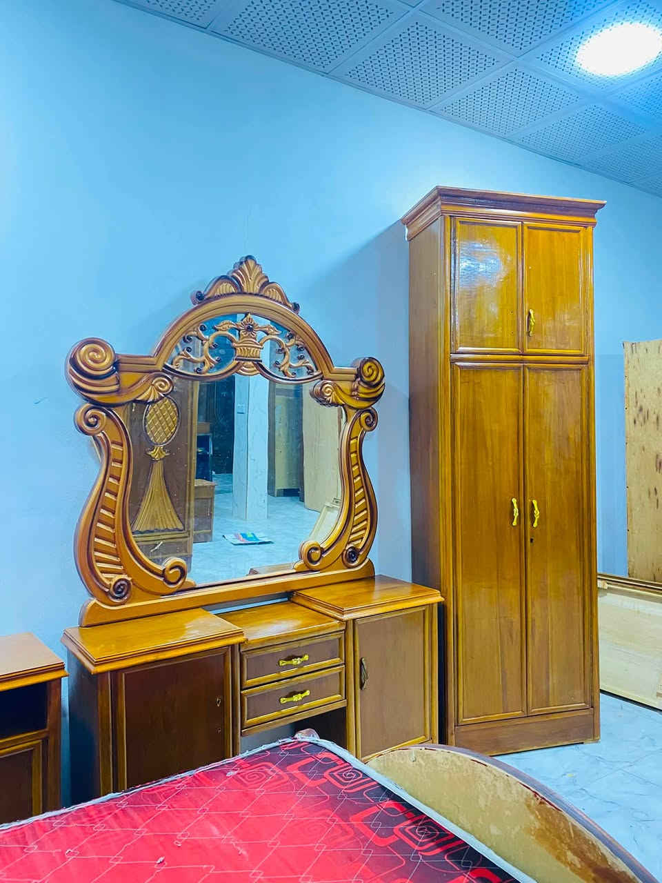 سلام عليكم يوجد غرفه نوم مستخدمه للبيع السعر 950وبي مجال العنوان الرمانه يم الجسر الاستفسار ***********
