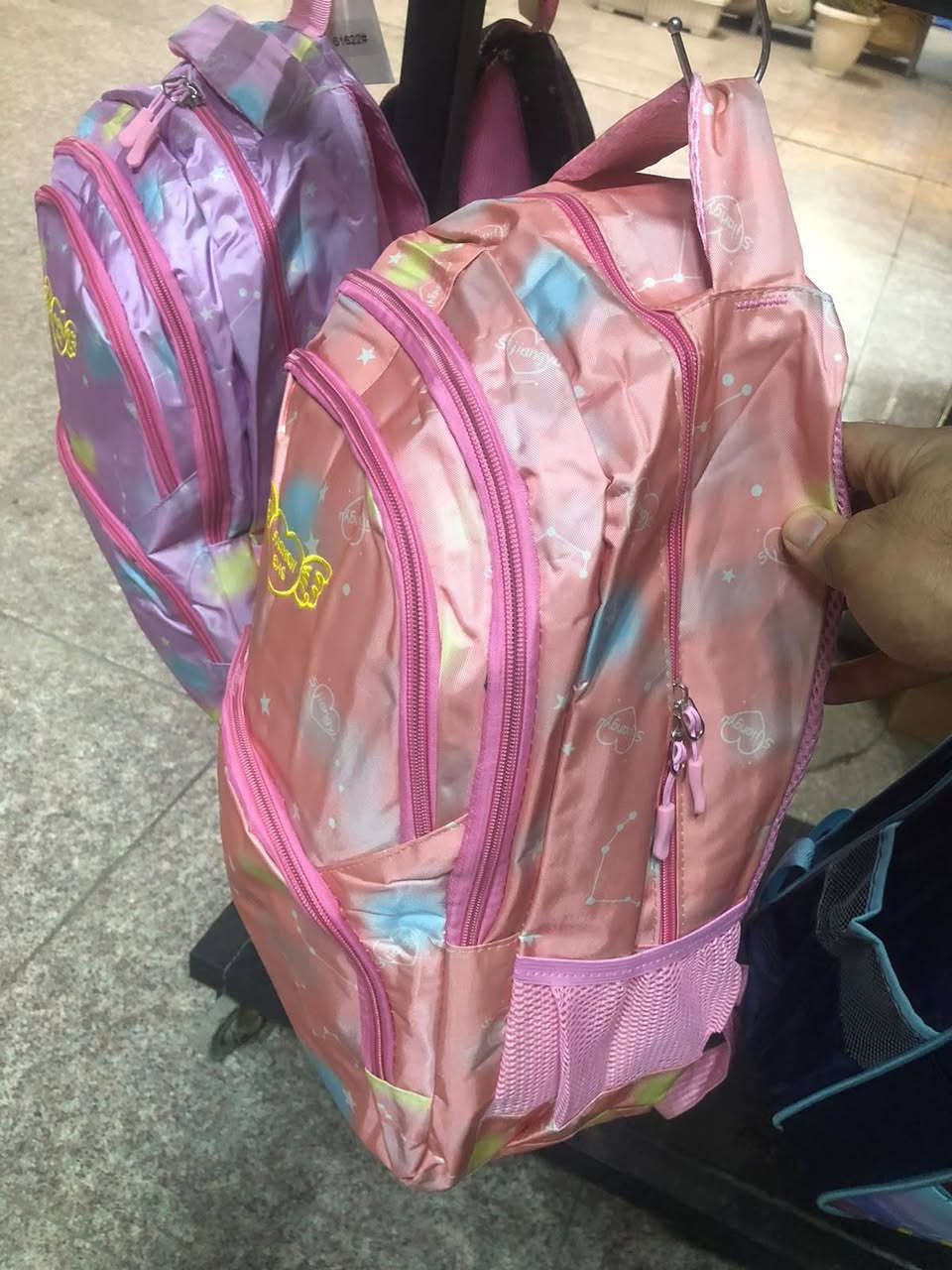 زبائن محل @miss pink Shoes للأحذية والحقائب بكافة أنواعها توفرت كل حقائب المدرسي بكافةالمراحل زورونا قبل نفاذ الكمية واسعار كلش جيدة العنوان بغداد حي الخضراء شارع المركز مجاور توت ماركت عمارة صيدلية زينة الخضراء *********** للحجز والاستفسار التواصل على الرقم التالي Miss pink Shoes
