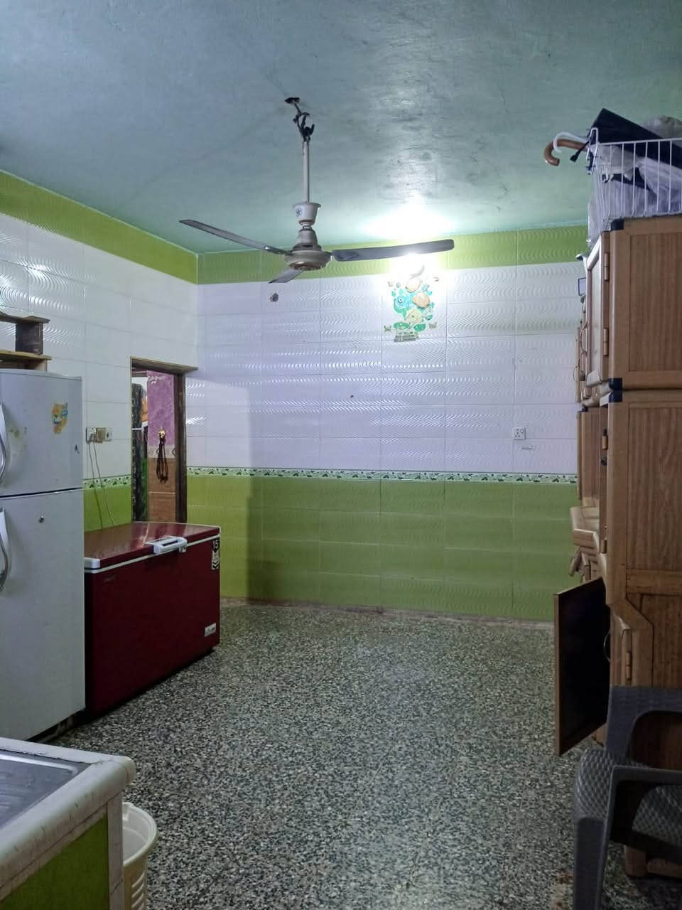 السلام عليكم 
الدار للبيع 
المساحه 300 متر 
📍الموقع حي الشهداء مقابيل جامع الشمري 
طابقين الاول متكون من غرفتين نوم وصاله واستقبال وهول ومطبخ وحمام 
الثاني غرفتين وصاله وحمام 
السعر 210 وبي مجال 
الرقم  ‭ ***********‬
