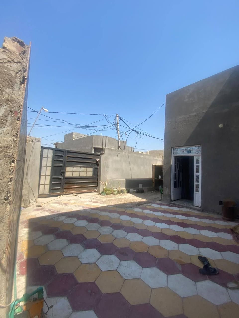 سلام عليكم 
بيت للبيع زراعي مساحه 240
غرف عدد اثنين
صاله +براني
قرب حسينه الخضيري 
لتفاصيل ولاستفسار ***********
