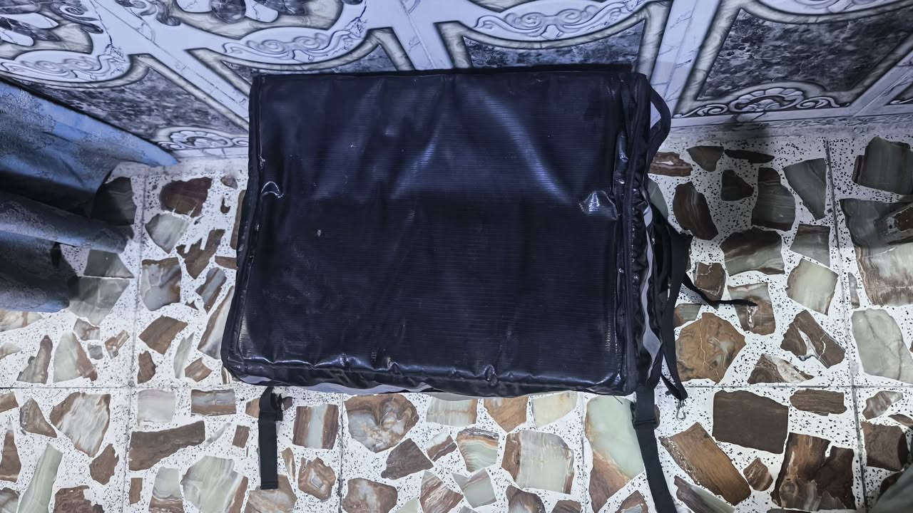 السلام عليكم 
خوذه للبيع مستخدمه وسماعات كامله وصندوك مستخدم شي قليل وشاشه مستخدمه شي قليل مكاني بغداد الحرية ***********
ملاحظة توصيل ماعندي
