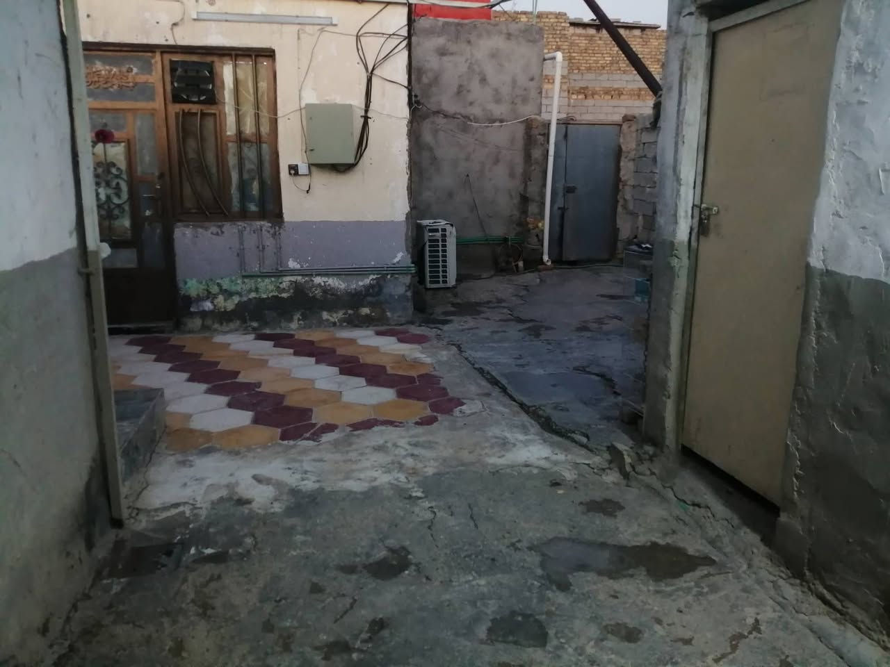 ✨ دار للبيع ✨
📍 الديوانية – شارع سيد هاشم (مجاور لمجمع عزيز المياحي)
📐 المساحة: 150م – البيت زراعي
🏠 التفاصيل:
مطبخ / صالة / غرفة / محل
حمام داخلي + صحيات خارجية
ممر داير البيت(25مليون) 
📞 للاستفسار: *********** (واتساب متوفر)

