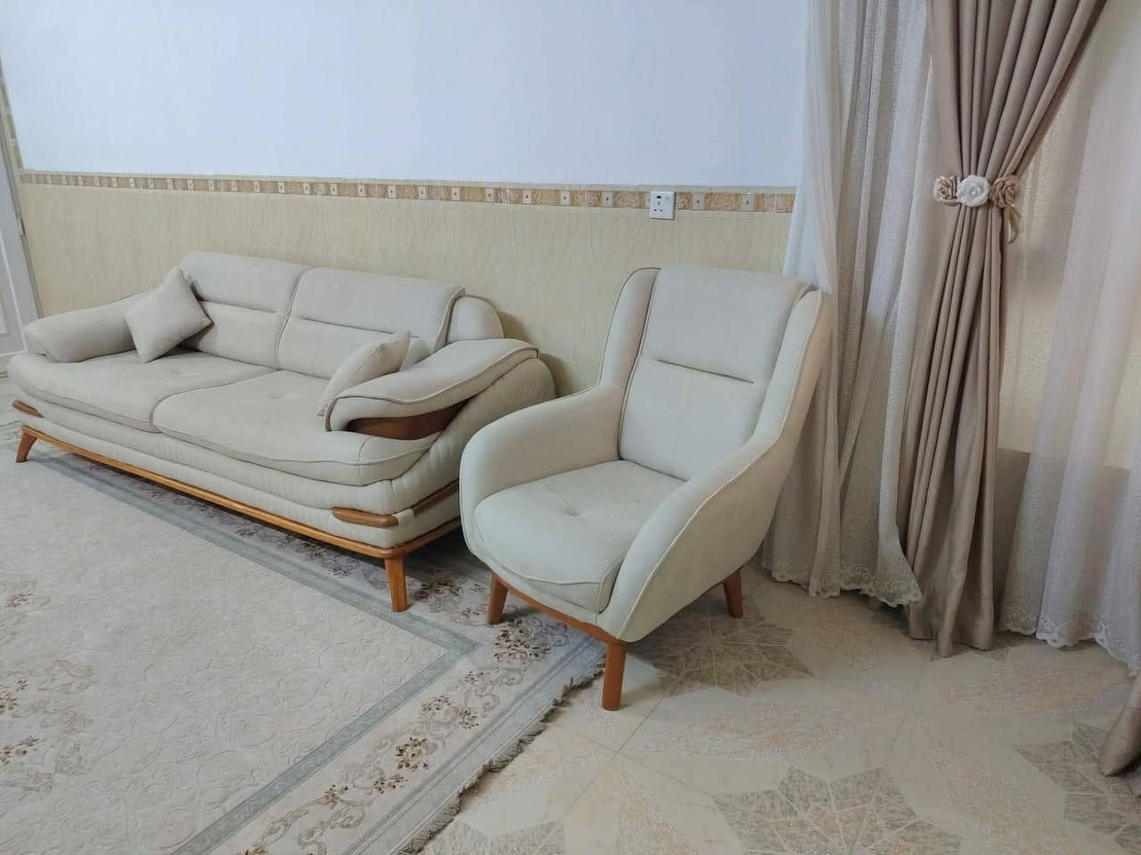 سڵاوی خودالەهەموو هاوڕێیان
ناوماڵێکی پاکم جوانم هەیە بۆفرۆشتن هی ماڵی خۆمە هی بازاڕنیە ئەشیاکان وەک تازە وایە هەرچیت ویست کۆمێنت بکە یان لەواتس اب نامە بنێرە یان پەیوەندی بکە ***********

