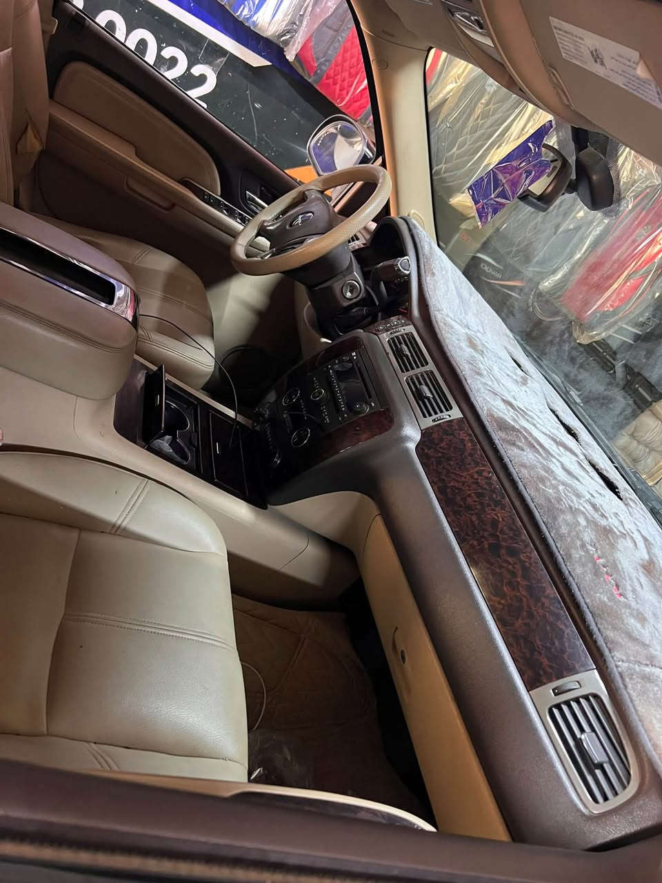 GMC yukon Denali
قةترة بوياخي اوروپاي نييية 

بي سارد و قوپاوي سةقفي وةك شوشة واية 

كودي هةية     ١٠٠ هةزار كيلومةتر روشتوة 

٤ تايةوو ويلي شةريكةي لةسةرة 

دةبل اكسلة 

تةقةو رةقةشي  نيية 

***********

