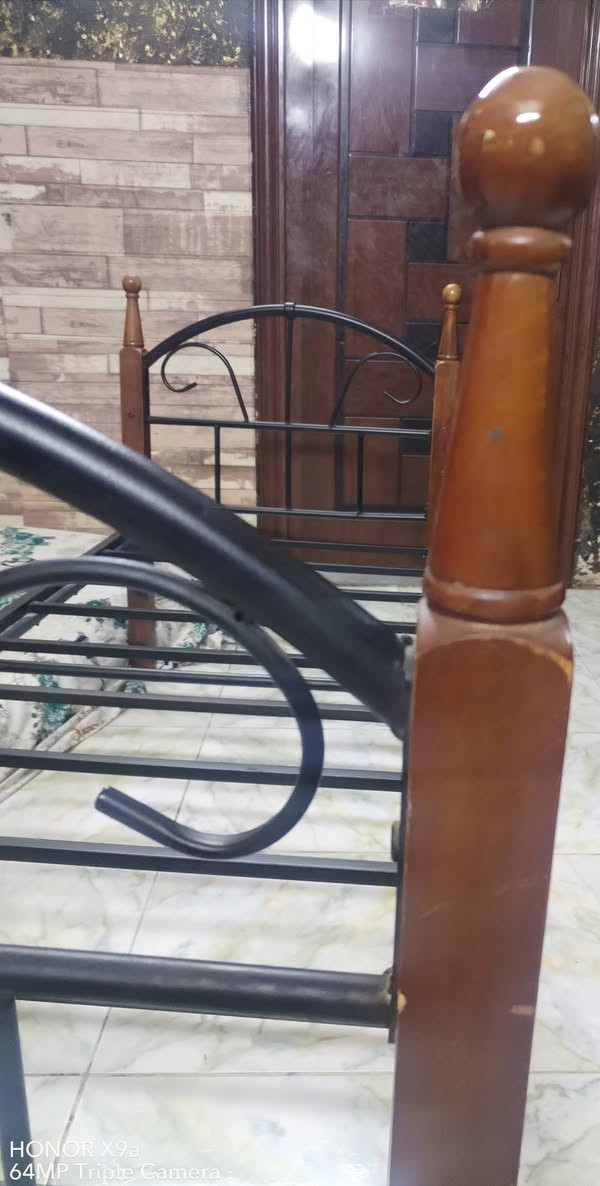 جربايه حديد ورجليها خشب مابيها اي كسر نظيفة جداً عدد 2مكاني بغداد الانتصار ***********ملاحظة سعر الوحده 30الف

نص مكتوب في الصور:
- HONOR X9a
- 64MP Triple Camera
- OR X9a
- Triple Camera