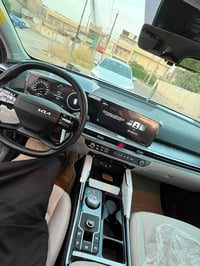 سورنتوا موديل  (2025) أبيض اللون بحالة الزيرو بعده بفابلون الشركة  ماش...