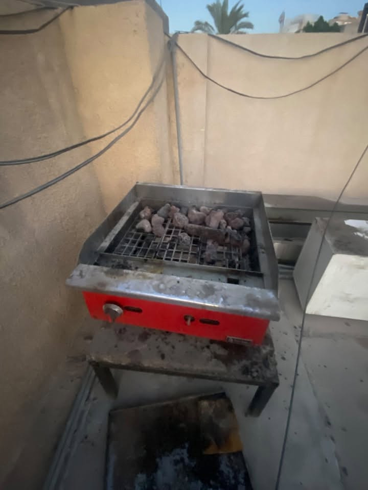 مستعمل للبيع
منقله متحركه ب٢٥٠ الف 

فرن كومبير ب٣٠٠ الف 

قلايه فنكر مقرمشات ب٢٥٠ الف

كرل فحم حجر ب٣٥٠ الف هوه وميزه 

براد منضدي اي سي ام ايطالي ب٤٥٠ الف 

حمايه تمن ريزو ب١٠٠ الف
استعمال قليل بس يرادلهن تنظيف لان متروكات 
الشراي يراسلني واتساب *********** مكاني بغداد
