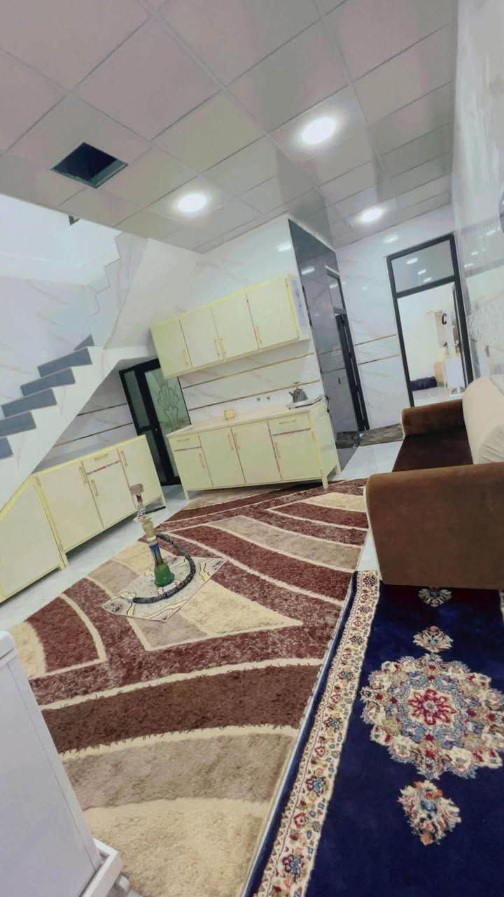 🏡 دار حديثة ومميزة للبيع (طابقين)
🏡دار حديثة ومميزة للبيع (طابقين)

• المساحة: 125 متر مربع.بلديه اوراقه كامله مخصصة

• الموقع: مقدمة حي النداء، بالقرب من جسر الرشيد (موقع مميز وسهل الوصول).

📐 التصميم الداخلي والتوزيع

يتميز البيت بتصميم مرن يضم درجاً داخلياً وآخر خارجياً، مما يتيح إمكانية فصل الطابقين أو استخدامهما معاً كمنزل واحد متكامل.

🔹 الطابق الأول:

• صالة استقبال: واسعة ومريحة

• مطبخ بنظام (حار / بارد): مصمم ليوفر عزلًا لروائح الطبخ

• غرفة نوم: مريحة وهادئة.

• حمام متكامل

🔹 الطابق الثاني:

• صالة استقبال إضافية: تتميز بإطلالة ونوافذ كبيرة توفر إضاءة طبيعية ممتازة.

• غرفة نوم.

• حمام متكامل.

✨ مواصفات البناء والتشطيب (درجة أولى)

• الأرضيات والجدران: البيت مغطى بالكامل (فول سيراميك) من السيراميك التركي

بتصاميم رخامية أنيقة تعكس الإضاءة وتضف اتساعاً للمكان

• الأسقف: ديكورات (فول مغربي) حديثة مع إضاءة مخفية (LED) وسقوف ثانوية مميزة.

• التبريد: نظام تبريد مركزي متكامل يضمن توزيع الهواء بشكل مثالي.

• التأسيسات: منظومات الكهرباء والمجاري والصرف الصحي كلها من مواد أصلية وذات جودة عالية.

🚗 المرافق الخارجية والملحقات

• كراج سيارة كبير: يتسع لسيارة بارتياح مع أرضية سيراميك جيده

• مجموعة صحيات خارجية: إضافية لخدمة الضيوف أو الاستخدام الخارجي.للأستفسار

***********

***********
