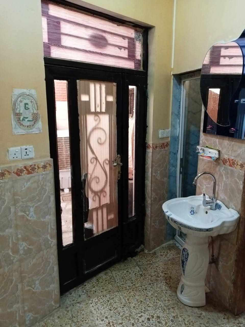 بيت للبيع 100م طابقين مربع 10*10 مقابل جامع اهل البيت رقم الهاتف ***********
