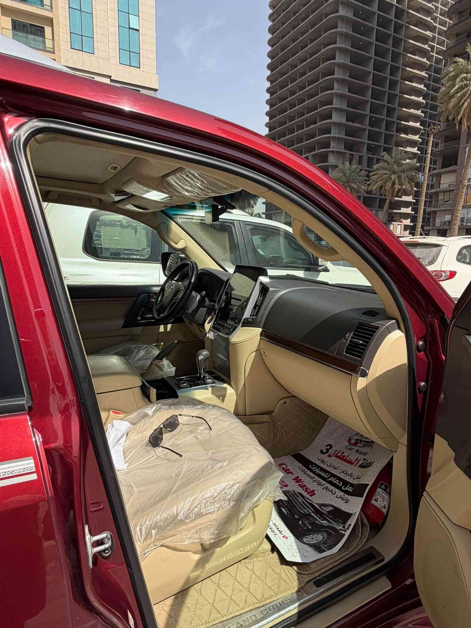 سلام عليكم 
لاندكروز موديل ١٦ بريم فول مواصفات بيها صبغ جاملغ خلفي + باب سيارة جديدة جدا 
سونر مرفق بالمنشور 
ماشية ١١٩ الف مشي حقيقي 
تخم تاير جديد
السعر ٣٧٥$
مكان السيارة علي صالح مقابل مرور الطوبجي
