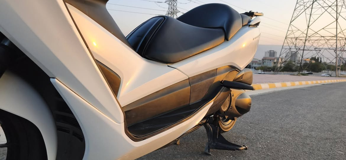 السلام علیکم.هاوڕێیان
honda forza 012
_ مۆدێل 2016
_ دژی خلیسکان ABS
_ مەکینەی 250cc
_ 92 هەزار ڕۆشتوە
_ تازە ڕۆنی مۆتۆڵی تێکراوە و فلتەریشی تازە گۆڕاوە،
_ بەنزینی موحەسەنی تێکراوە 
_ کڕیار بەس لێی ئەخوڕێت و 250 دینار مەسرەفی تێدا نیە
_ مەکینە و گێڕ و هەموگیانی بەشەرت
_ چەند شوختێکی کەمي تێدایە کەهەر دیاریش نیەو ناشرینی نەکردوە،

نمونەیە لەجوانیدا ماشاءللە

_ شوێن،سلێمانی
_واتساپ:***********
