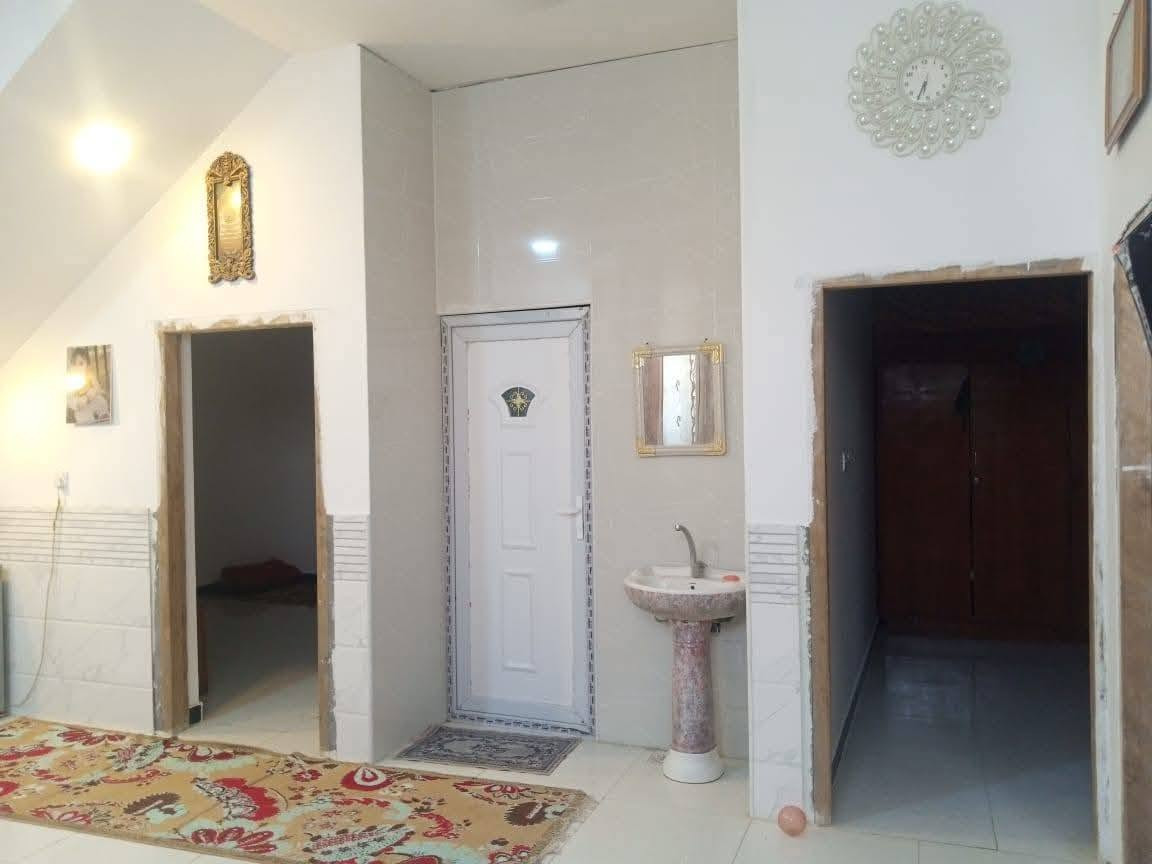 السلام عليكم بيت للبيع الجزيره اليوبه شارع الرحمه مساحه ١١٠ ركن واجهه ١١ ونزال ١٠ غرفتين وصاله كبيره واستقبال سند ٢٥ والشارع تبليط ومجاري امسوين اتصال ***********
