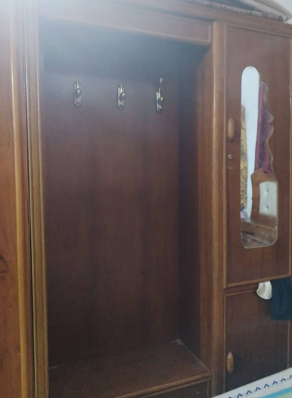 غرفة اخشاب عراقي صاج تسكام
٤ قطع
كنتور قاطين ست بيبان
سرير مع ملحقه
مرايه
 زاويه
مستعمله غرفه احله من الصور لان تصوير مو واضح
نضافة نسبة أكثر من ٧٥ بالميه
تحتاج تصليحات بسيطه ينزل من سعرها النهائي

للتواصل على السعر الرقم
 ***********
غير متواجد على الفيس
