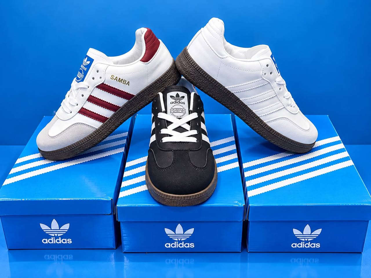 "الأناقة التاريخية تلتقي بالحضور العصري. تميز بمجموعة Adidas Samba(أديداس سامبا  ) التي تجمع بين أصالة التصميم وراحة لا تُضاهى. متوفرة بثلاثة خيارات لونية تخطف الأنظار لتناسب جميع إطلالاتك.
​لا تبحث عن المألوف، ارتدِ الأسطورة الآن!

يوجد توصيل لجميع المحافظات العراق 

📩 للطلب: أرسل رسالة للخاص الآن!
​📞 للطلب والاتصال أو التواصل عبر الواتساب:
***********
***********
​📍 العنوان:
بغداد - التاجي
