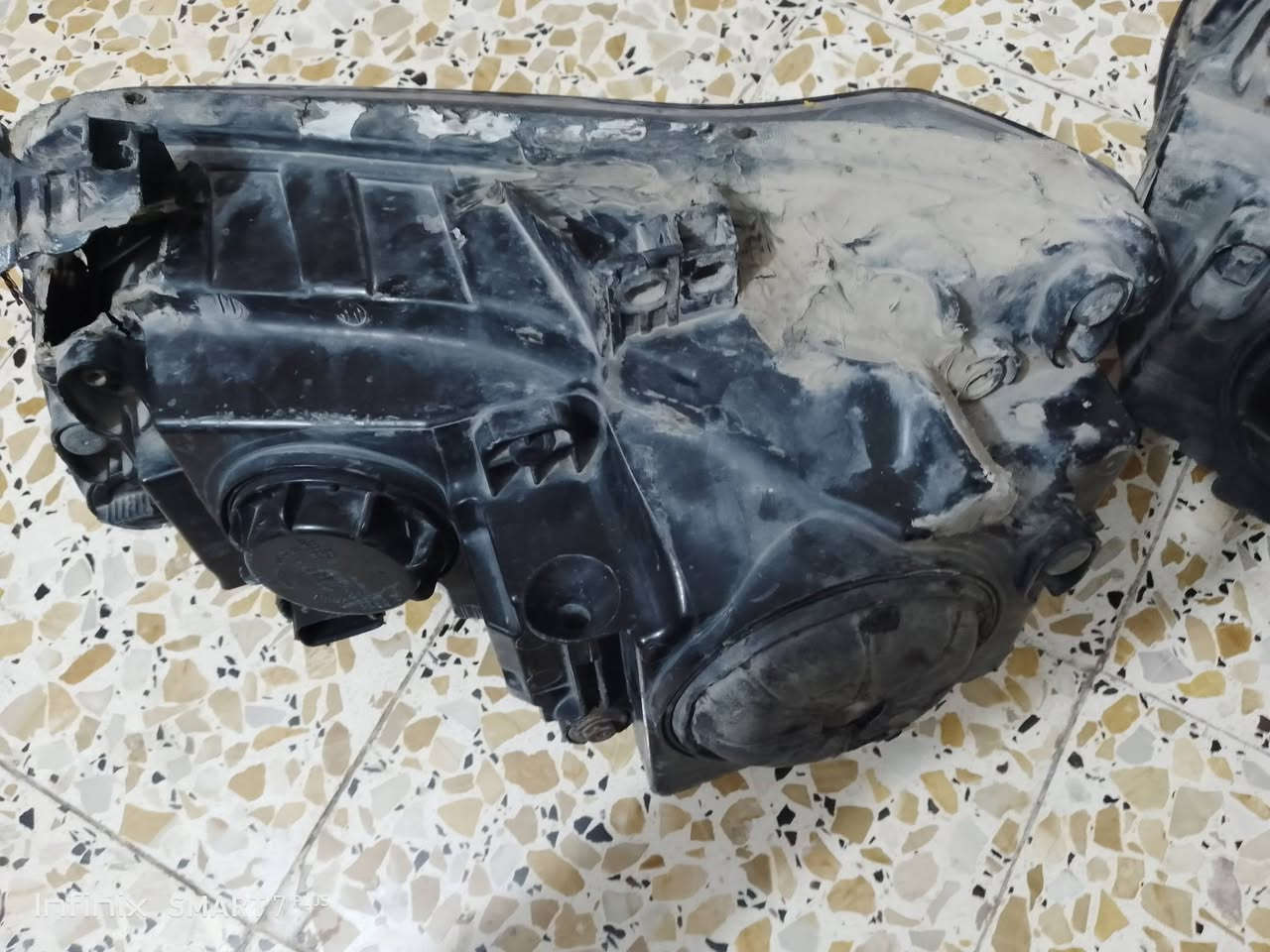سلام عليكم لايت اوباما داخل اسود للبيع تك من لايتات مكسور  ،، وثاني شغال ومابي شي حته لد مالته قوي،،،،، التواصل ***********
