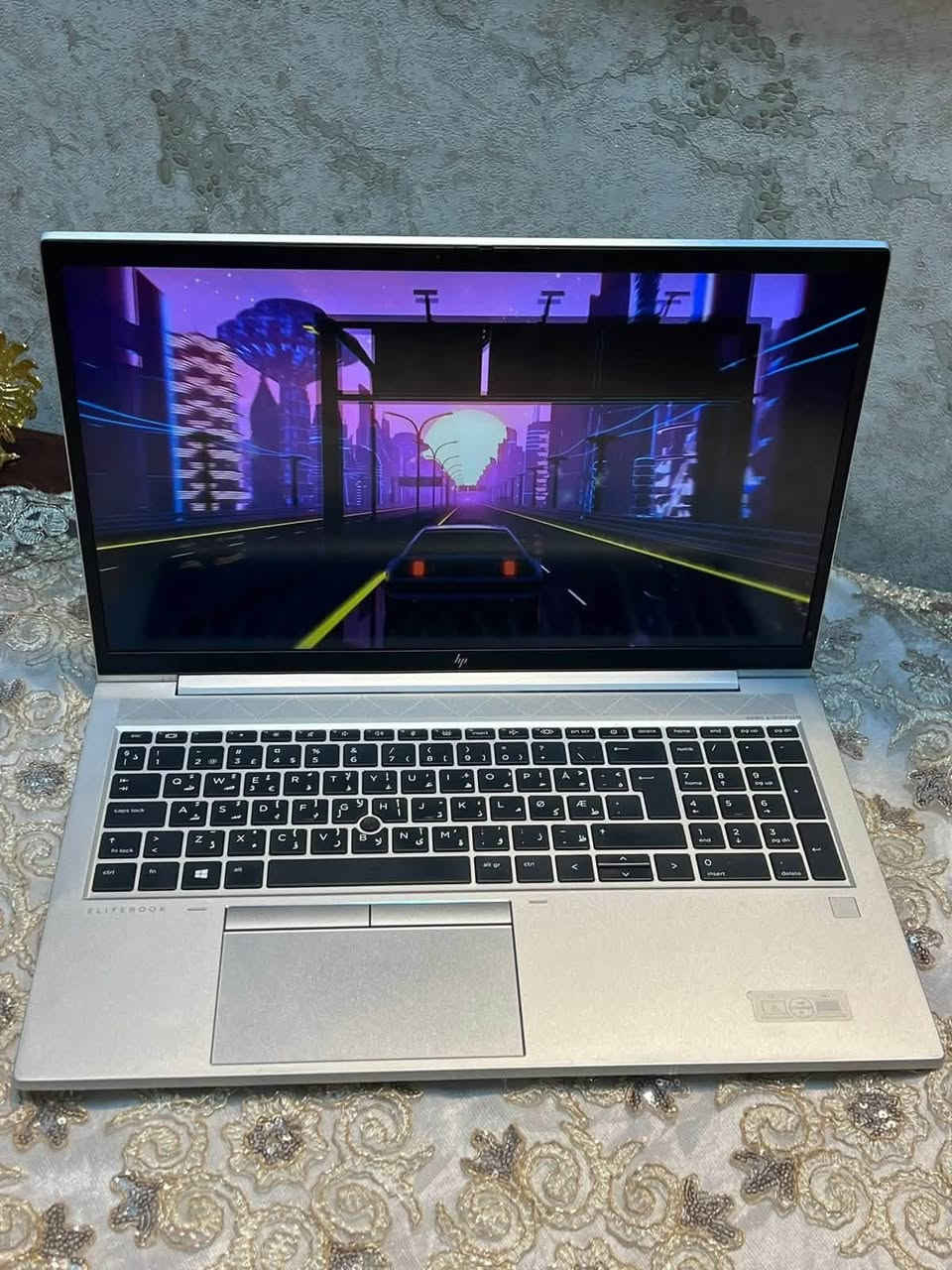 🔥 فرصة لا تعوض لاهتمام أصحاب الأداء والأناقة! HP EliteBook بحالة "الجديد حرفياً" وبسعر مكسّر السوق! 🔥
إذا كنت تبحث عن السرعة، الفخامة، والأمان الكامل في جهاز واحد.. طلبك صار موجود وجاهز! ✨
🚀 لماذا هذا الجهاز هو الخيار الأفضل لك؟
 ⚡ أداء قوي جداً: معالج Ryzen 3 5400U السريع، يعطيك أداءءً ينافس قوة الـ Core i5 (الجيل الحادي عشر).
 🖥️ شاشة مبهرة: مقاس 15.6 بوصة بدقة Full HD لتجربة مشاهدة مريحة وواضحة جداً.
 🗄️ سرعة فائقة: رام 8GB مع مساحة تخزين 256GB SSD يفتح الجهاز والبرامج بلمح البصر.
 🔒 حماية وأمان متكامل: بصمة وجه (IR) + بصمة إصبع سريعة + غالق كاميرا للخصوصية التامة.
 💻 النظام: Windows 11 الأصلي السلس والجاهز للاستخدام.
💎 حالة الجهاز: زيرووو (جديد حرفياً)، مفحوص بالكامل وخالٍ من أي عيوب، جاهز للاستخدام الفوري.
💰 السعر النهائي: 379 ألف دينار فقط! 🪄
(سعر معجزة مقارنة بالنظافة والمواصفات)
📦 الكمية محدودة جداً! للحجز أو الاستفسار، راسلني فوراً على واتساب: ***********
