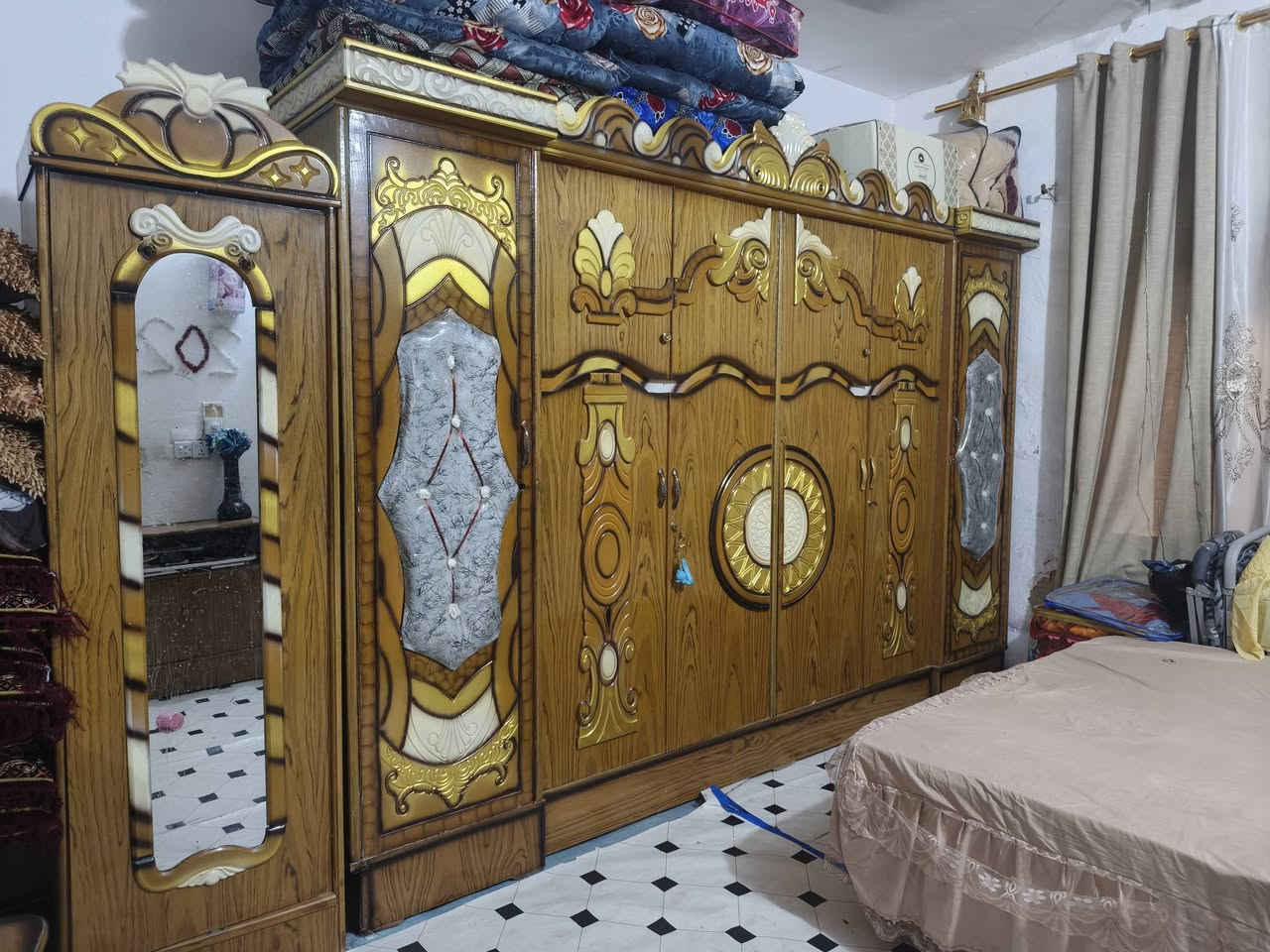 غرفة نوم للبيع 
نظافة الغرفة ممتازة وبحالة جيدة
للأستفسار 
***********

