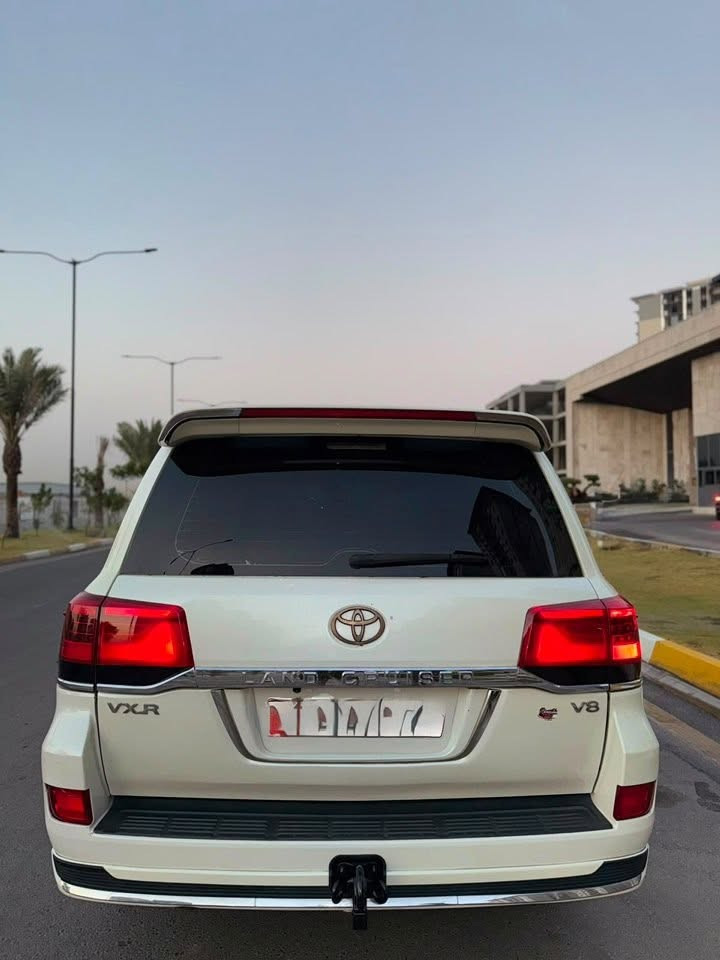 السلام عليكم  
لاندگروز ( جكسارة) للبيع 2008  VXR  رقم اربيل الجديد وسنوية بأسمنا 

ماشيه 136 الف كيلومتر حقيقي ووين ماتحب افحصها 

محدثه 2020 مكفوله من الحادث

فقط صبغ حزام لغرض التحديث 

التكم والقمارة مكفولة

المواصفات معروفة

كاميرا خلفية
بصمة
مثبت السرعة
نوافذ كهربائية
شاشة
مصابيح زينون الأمامية كشافات LED 

شاشة أبل كاربلاي واندرويد اوتو 
التشغيل عن بعد

السيارة نظيفة وجاهزة و مصروف عليها وبيها كتاب موافقة مال تظليل سنة كاملة 
 
السعر المطلوب 260 ورقة ( 26000) الف دولار وبي مجال ان شاءالله 

مكان السيارة بغداد الكرخ 

*********** واتساب ابو احمد
