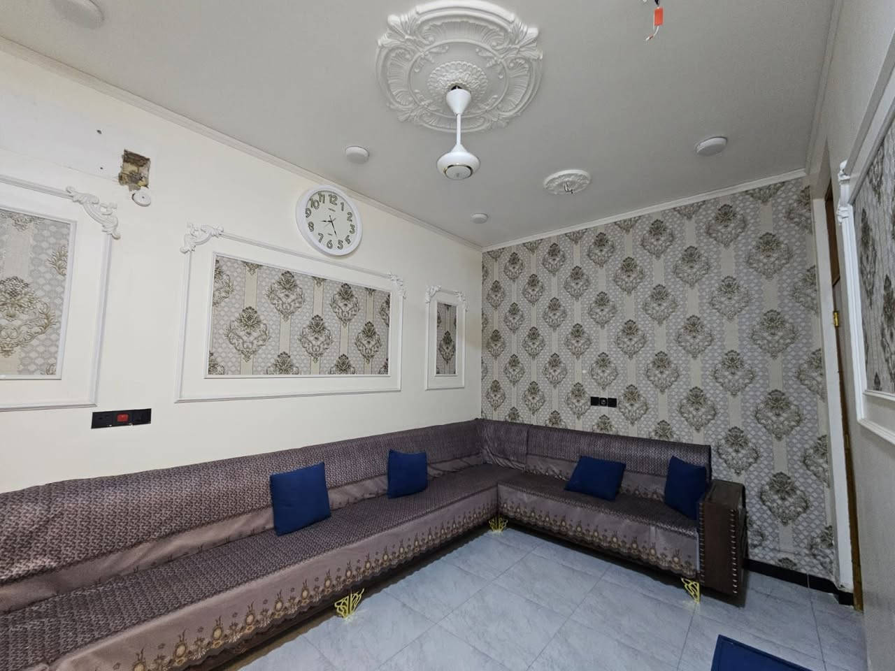 #للببببيع #مشتمل #بالخاجية_الخدمات 
مشتمل مصفر  100م طابق ونصف قريب كلش من شارع 40 بسعر 75 بي مجال 
للاستفسار التواصل على الرقم ***********
