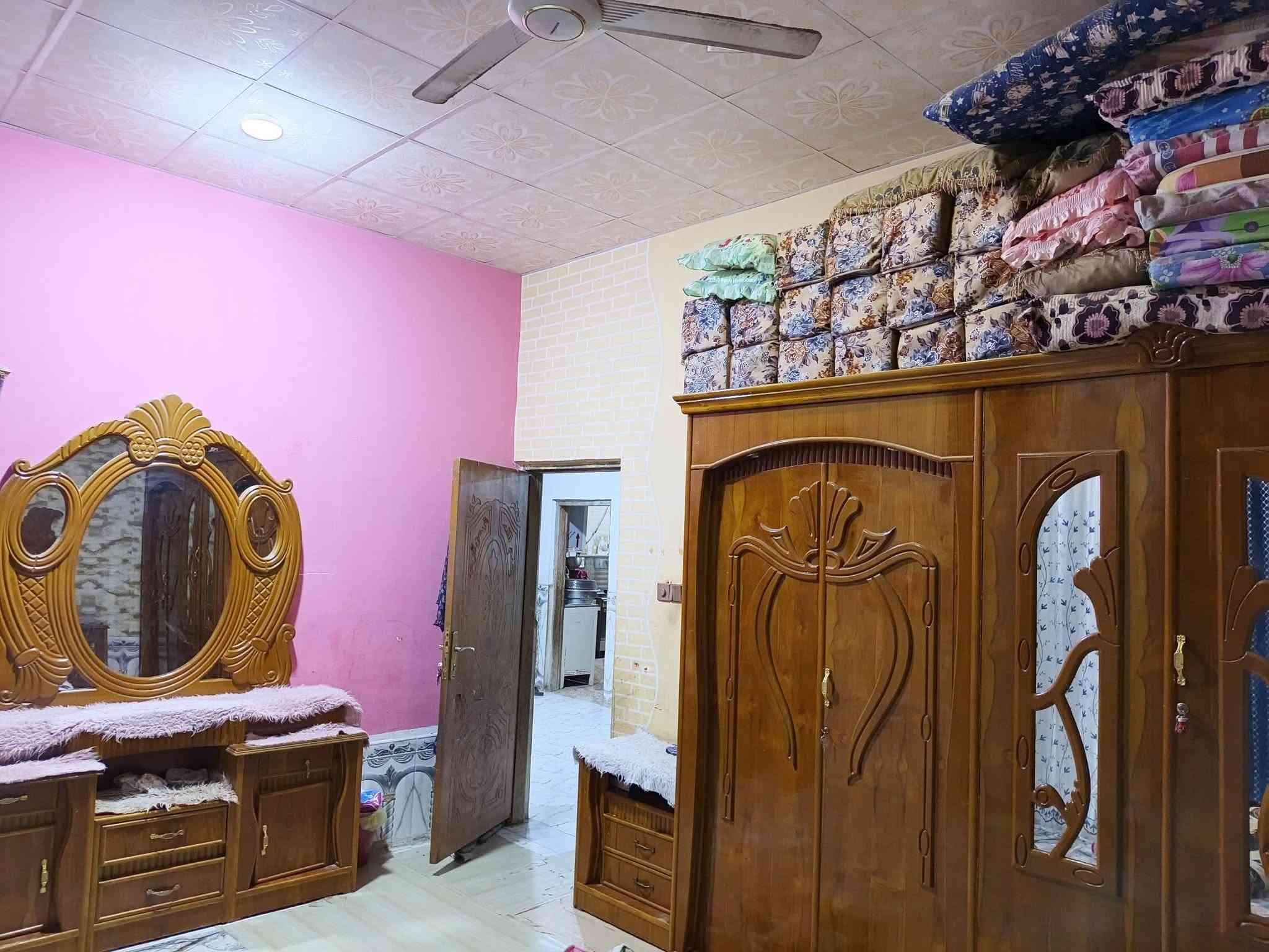 السلام عليكم  بيت للبيع منطقه ابوصخير شارع النفط ركن على شارعين اول بيت على الشارع العام جميع الخدمات قريبه عليه  مدارس مركز صحي قرب سوق ابوصخير بناء جديد يتكون ديوانيه سبعه باربعه صاله خمسه باربعه مطبخ خمسه باربعه موزع احدعش بثلاثه درج دائري وغرفتين وحده خمسه ونص باربعه وحده سته اله ربع باربعه المطبخ خمسه باربعه صحيات مشترك مرتبه  ارضيه بورسلاين وجدران سراميك مرتب ديوانيه سقف وديكورات حديثه الغرف سقف ثانوي حديث  البيت مساحته اكثر من ميتين وربعين تحت البناء 170البيت بيه مساحات من جميع الجهات وراه قطعة وبابها بصف البيت وعلى الفرع تريده بس البيت تريد هوه والقطعه صب كونكريت ثلاث رباطات وسقف شغل درجى اولا شيش اوكراني سعر البيت 75واذا هوه والقطعه يختلف السعر حسب الاتفاق ***********
