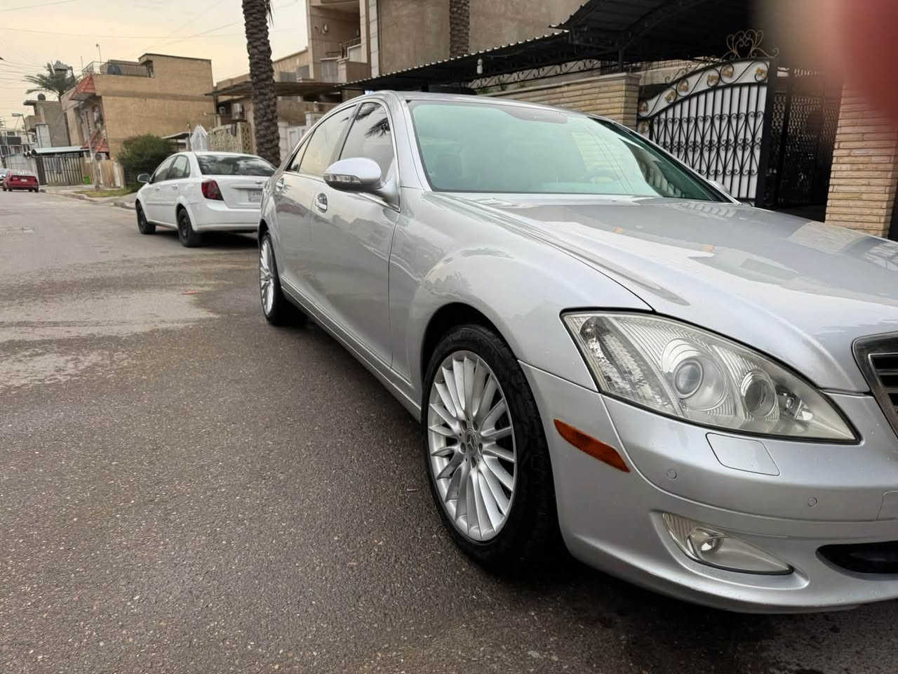 مارسيدس s 550 للبيع موديل ٢٠٠٦ : اصل amg 
لون سلفر مكينه 8 سلندر فول مواصفات باب طويل 
السياره جاهزه من كل النواحي
هي بيها كم قطعه كلير اني ابيع حزام
 السعر  17000$

نقطة عمياء
اربع ابواب شفط 
نظام تعليق هيدروليك 

اصل amg 

8 توين تيربو 🔥
خمس بردات 
گير سبع سرعات 
محدد سرعة 
خمس بردات 

***********

