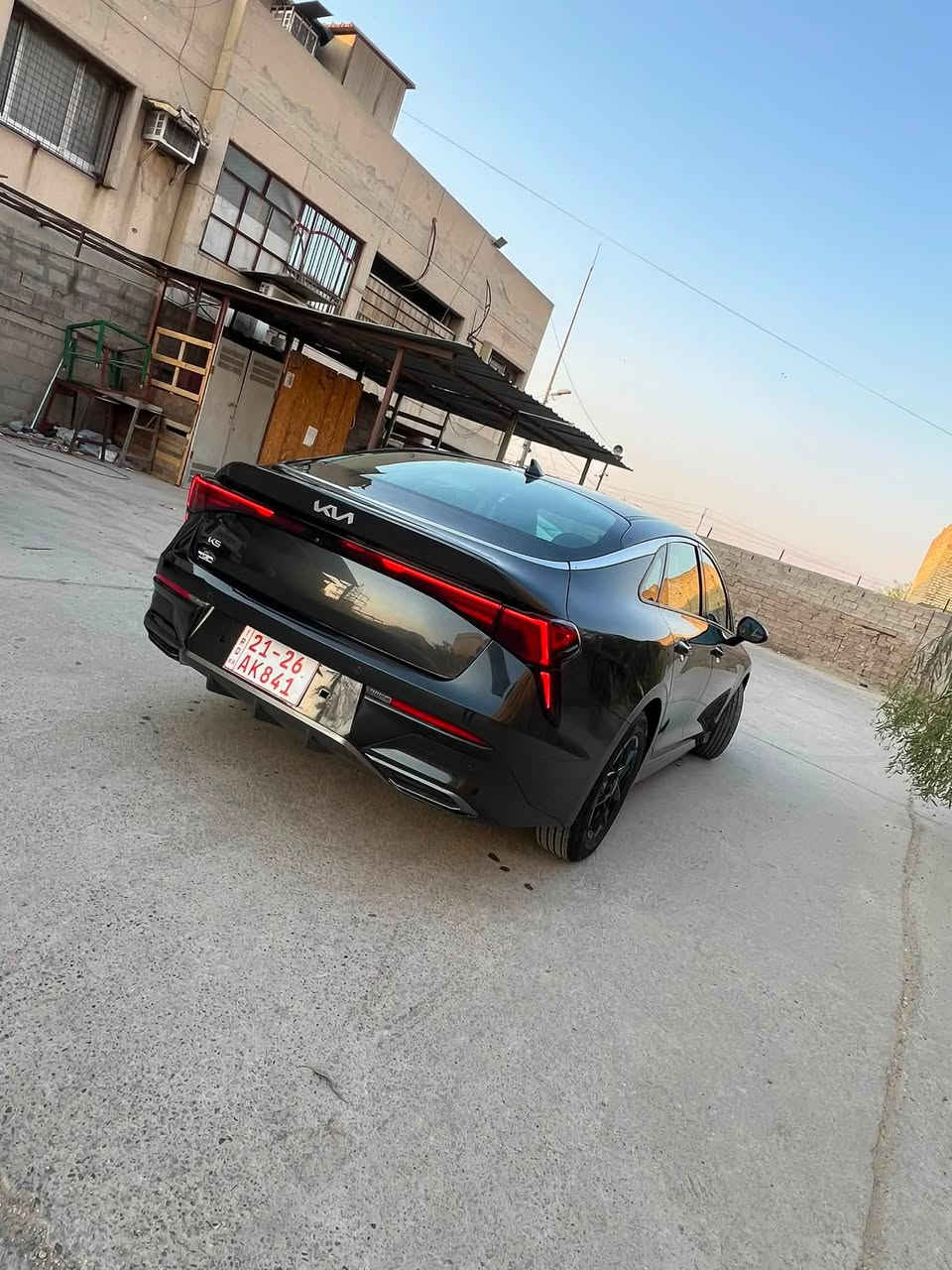 *مواصفات كيا K5 2024 EX*
*التفاصيل الاساسية:*
- *الموديل*: كيا K5 2024
- *الفئة*: EX
- *اللون*: رمادي غامق خارجي - اسود داخلي
- *الويل*: 18 انج اسود
- *الرقم*: اربيل
- *الوارد*: امريكي

*المواصفات الخارجية:*
- شباك امامي كروم اسود "Tiger Nose"
- لايتات LED امامية بتوقيع حرف Z
- لايتات خلفية LED متصلة بعرض السيارة
- حساسات خلفية + كاميرا رجوع
- مرايات جانبية اشاير + طي كهربائي
- دفيوزر خلفي بسيط

*المواصفات الداخلية اللي باينة بالصور:*
- *شاشتين متصلة 12.3"* Panoramic Display - عدادات ديجيتال + شاشة وسط
- *كاربلاي وايرلس* + اندرويد اوتو - باين بالصورة شغال خرائط
- *الداخلية*: قماش × جلد اسود
- *الستيرن*: جلد + تحكم متعدد + مثبت سرعة
- *الكير*: اوتوماتيك 8 سرعات
- *التبريد*: دبل زون ديجيتال لمس
- *ميزات*: بصمة تشغيل - تشغيل عن بعد - مثبت سرعة

*المحرك:*
- *المحرك*: 4 سلندر 2.5L GDI تنفس طبيعي 191 حصان
- *الكير*: 8 سرعات اوتوماتيك
- *الدفع*: امامي 2WD
- *انظمة القيادة*: Eco - Smart - Sport - Comfort

*الامان:*
- 6 ايرباك
- نظام الثبات + مانع انزلاق
- كاميرا رجوع + حساسات
- تنبيه الخروج من المسار على الاغلب
الحادث صبغ نص الباب والجاملغ الخلفي بارد

‭***********
