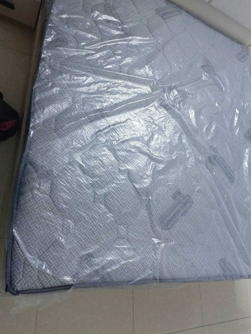 دوشك سرير نفرين غير مستخدم يحتوي على طبقة طبية قياس 180*200 و ارتفاعة 27 سم  سعره 150 
المراسلة على الواتساب ***********
المكان السيدية
