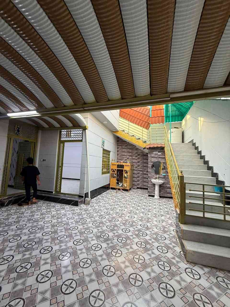 دار سكن للبيع بناء حديث 📍 
المساحه 
200 م. طابقين كامل من كلشي تعال وسكن 

#على شارع تبليط ١٠ متر  
جميع الخدمات متوفرة 
و 
#ثالث بيت عن شارع الرئسي 
#موقع خرافي ماشاءالله 🤩  يحتوي البيت على اربع 4️⃣ #غرف نوم 
#و ديوان 
و #صالتين  و مطبخ 
و صحيات  داخلي و خارجي وكذالك صحيات بل طابق #الثاني 
و كراج سياره واسع و حديقه . العنوان البصره ابي الخصيب شارع الوسطي 
ثالث بيت عن شارع الوسطي 
وقف سني مسجل و كامل اصولي تجي انته و تتئكد بنفسك

#سعر البيت 103 مليون و قابل للتفاوض 
#لتواصل ***********# صادق للاستثمار العقاري
