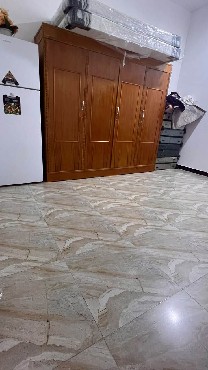 سلام عليكم بيت عندي مساحته 150 نزاله 23واجهيته 7ونص غرف 2صاله ديوانيه صحيات داخليه وخارجيه مطبخ بيت حلو ومرتب السعر خاص مكانه الصخين على الحوالي الجديد مباشر وتحياتي الكم الرقم الاستفسار ***********
