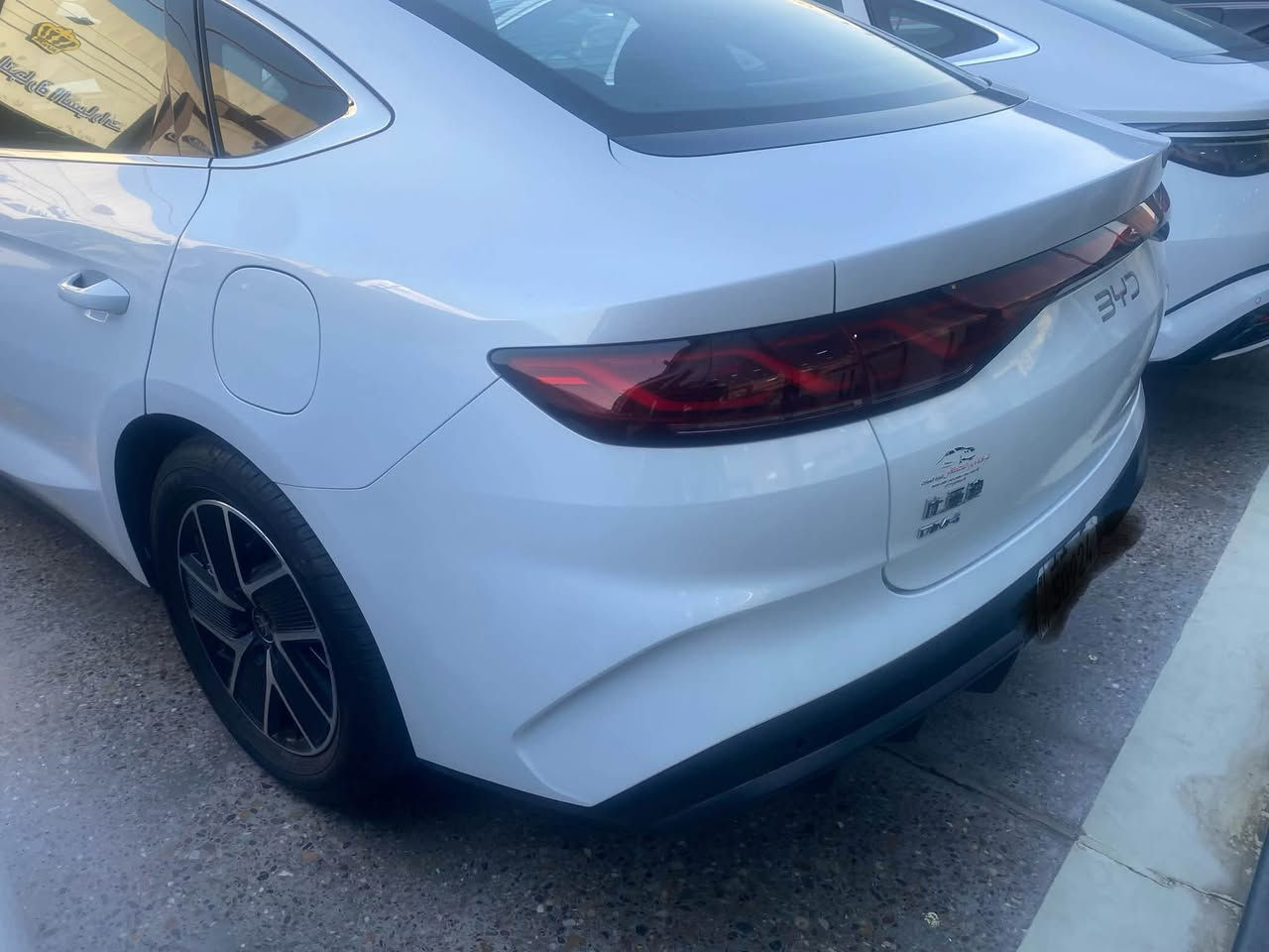 BYD Qin L DM-i 2024 — الفئة العادية

المحرك
 • بنزين: 1.5 لتر 4 سلندر
 • قوة محرك البنزين: 101 حصان
 • عزم البنزين: 126 نيوتن.م
 • كهرباء: محرك واحد أمامي
 • قوة المحرك الكهربائي: 163 حصان / 120 kW
 • عزم الكهربائي: 210 نيوتن.م
 • النظام: Plug-in Hybrid DM-i
 • القير: E-CVT
 • الدفع: أمامي FWD ￼

البطارية والمدى
 • البطارية: 10.08 kWh Blade LFP
 • المدى الكهربائي CLTC: 80 كم
 • المدى الكهربائي WLTC: 60 كم
 • الشحن: AC فقط
 • وقت الشحن: حوالي 3.4 ساعات
 • لا تدعم الشحن السريع DC في هذه الفئة. ￼

الأداء
 • 0–100 كم/س: 7.9 ثانية
 • السرعة القصوى: 180 كم/س
 • استهلاك WLTC المعلن: حوالي 1.36 لتر/100

الأبعاد
 • الطول: 4830 مم
 • العرض: 1900 مم
 • الارتفاع: 1495 مم
 • قاعدة العجلات: 2790 مم
 • خزان الوقود: 65 لتر
 • المقاعد: 5 جلد
 • معامل السحب: 0.26 ￼

البطارية
 • النوع: LFP Blade
 • الشركة: FinDreams / BYD
 • تبريد البطارية: مباشر
 • سعة: 10.08 kWh

 
🛑
بغداد/البياع
☎️ ***********
