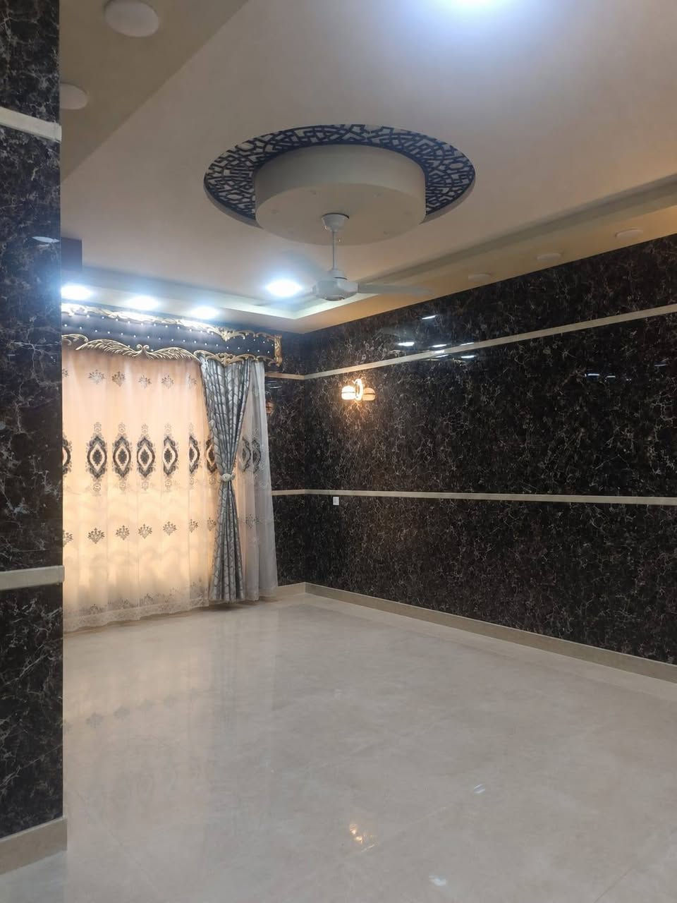 بيت(للبيع)250م² حي الصحة الثانية  مدخل دوميز السعر بالأسفل 
🏡 المساحة: 250 م²
العنوان حي الصحة دوميز قرب البدالة مقابل فرع قمة التميز
🏢 عدد الطوابق: طابقان 
مع سطح أول وسطح ثانٍ غير مبنيان في (الطابق الثاني)
🔹 الطابق الأول:
غرفة ضيوف
هول +منور
مطبخ حار+مطبخ بارد+منور للمطبخ الحار
 شرقي تواليت
حمام وتواليت غربي
3 غرف نوم
🔹 الطابق الثاني:
غرفتين نوم 
تواليت شرقي
حمام وتواليت غربي
غرفتان إضافيتان بحاجة فقط إلى صب 
وبيها حمام الغرفة في (السطح الاول) غير المبني
و سطح ثان غير مبني ايضاً 

و بيتونة ثم سطح خارجي كبير 

💰 السعر المطلوب: 450 مليون (قابل للتفاوض مع الجادين)
📞 للاستفسار أو تحديد موعد للمعاينة، يرجى التواصل على الرقم: ***********
